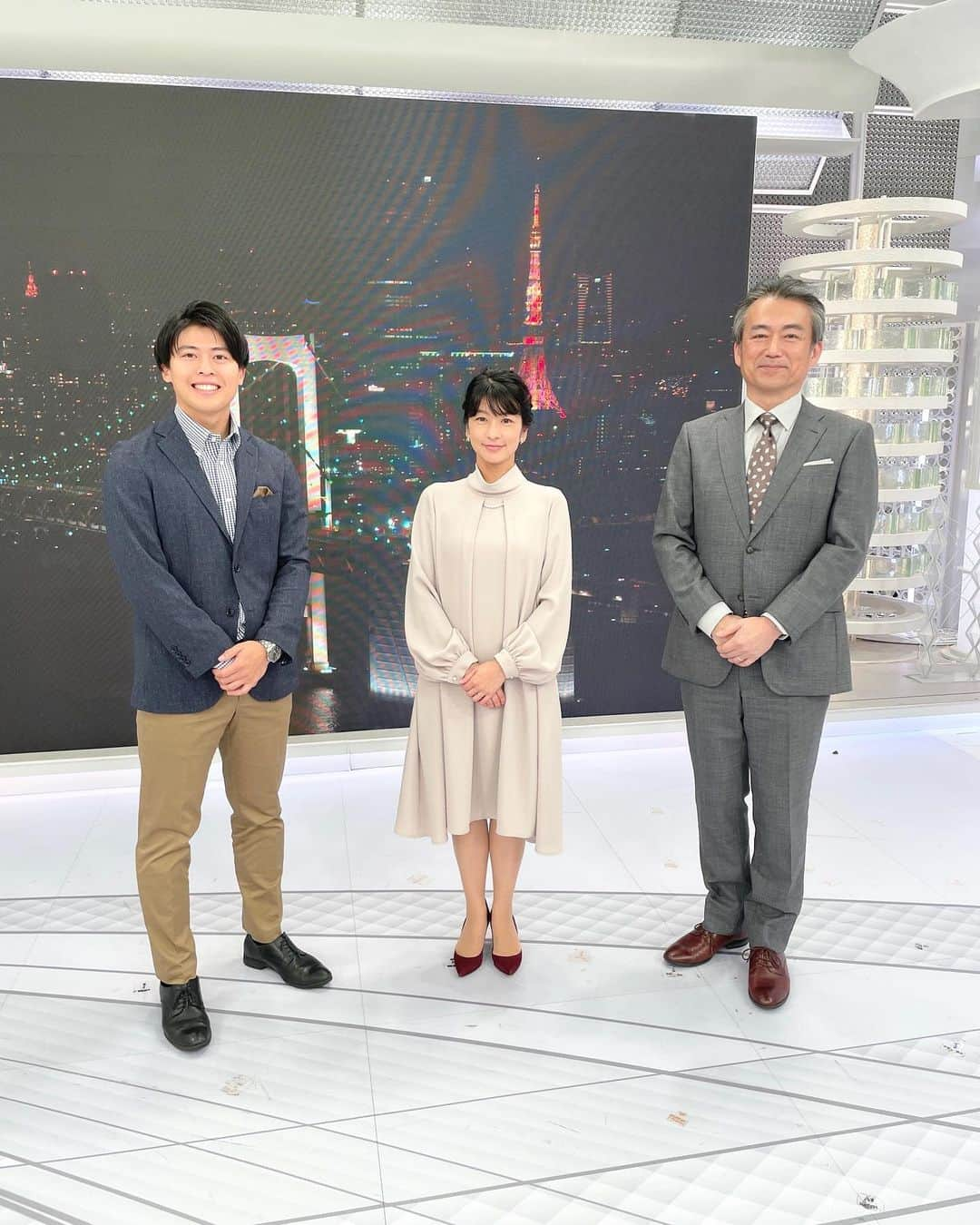 フジテレビ「プライムニュース イブニング」さんのインスタグラム写真 - (フジテレビ「プライムニュース イブニング」Instagram)「まだ来週も暖かい日が続きそうです。 秋のお出かけを楽しめるといいですね。  そして！今夜は日本シリーズ第７戦。 関西対決の行く末は…  今週もご覧頂きありがとうございました。  #生野陽子 @yoko_shono #奥寺健 @fujitv_announcer #杉原千尋 @chihiro.sugihara #勝野健 @ken.katsuno #フジテレビ  #アナウンサー  #ニュース」11月5日 18時16分 - livenews_it