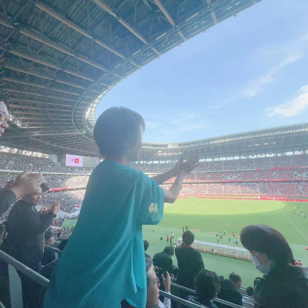 小柳ルミ子さんのインスタグラム写真 - (小柳ルミ子Instagram)「我が故郷福岡の『アビスパ福岡』が ルヴァン・カップ優勝しましたー😆🏆🥇‼️‼️‼️  クラブ史上初のタイトル⭐️ 歴史を塗り替えた歓喜の瞬間を 国立競技場聖地で共有出来た事を とても とても 嬉しく思います🥰❣️  川森会長もKBCの森社長も そしてフジテレビの岸原さんも 皆　感動していました‼️  も〜 「残留か？降格か？」と言わせない😆👍  このタイトルがもたらす物は とてつもなく大きい‼️  アビスパ福岡に関わる全ての人達 ファン　サポーターに 【自信】と言うBIGな誇りをもたらしてくれるでしょう⭐️  長谷部監督のもと 皆が一丸となって これからも進化　成長してくれる事を アビスパ福岡ファン代表として 願っています‼️  アビスパ福岡　優勝おめでとう㊗️㊗️㊗️‼️ 長谷部監督　スタッフの皆さん ファンサポーターの皆さん そして 選手の皆さん 本当におめでとう🏆🥇‼️‼️‼️  サッカーってやっぱり良いなぁー😆⚽️‼️‼️‼️  ⠀  #アビスパ福岡 ⠀ #優勝 ⠀ #おめでとう ⠀ #ルヴァンカップ ⠀ #タイトル ⠀ #感動 ⠀ #感激 ⠀ #歓喜 ⠀ #興奮 ⠀ #涙 ⠀ #国立競技場 ⠀ #ファイナル ⠀ #歴史 ⠀ #サッカー ⠀ #jリーグ ⠀ #j1 ⠀ #カップ戦 ⠀ #自信 ⠀ #福岡 ⠀ #kbc ⠀ #フジテレビ ⠀ #ファン ⠀ #サポーター ⠀ #小柳ルミ子 ⠀ #アンコキーヌ ⠀ #藤島彩子 さん」11月5日 18時09分 - rumiko_koyanagi