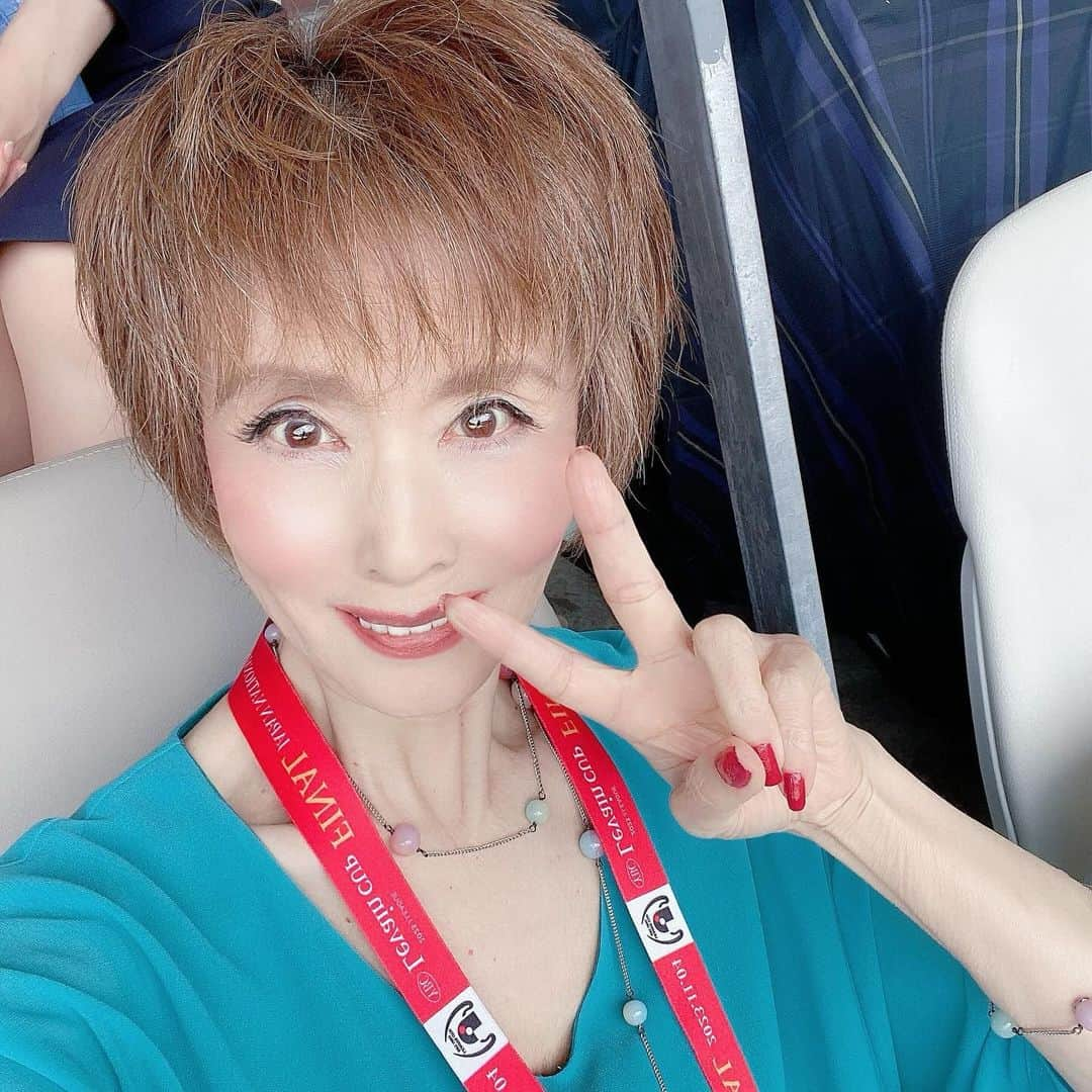 小柳ルミ子さんのインスタグラム写真 - (小柳ルミ子Instagram)「我が故郷福岡の『アビスパ福岡』が ルヴァン・カップ優勝しましたー😆🏆🥇‼️‼️‼️  クラブ史上初のタイトル⭐️ 歴史を塗り替えた歓喜の瞬間を 国立競技場聖地で共有出来た事を とても とても 嬉しく思います🥰❣️  川森会長もKBCの森社長も そしてフジテレビの岸原さんも 皆　感動していました‼️  も〜 「残留か？降格か？」と言わせない😆👍  このタイトルがもたらす物は とてつもなく大きい‼️  アビスパ福岡に関わる全ての人達 ファン　サポーターに 【自信】と言うBIGな誇りをもたらしてくれるでしょう⭐️  長谷部監督のもと 皆が一丸となって これからも進化　成長してくれる事を アビスパ福岡ファン代表として 願っています‼️  アビスパ福岡　優勝おめでとう㊗️㊗️㊗️‼️ 長谷部監督　スタッフの皆さん ファンサポーターの皆さん そして 選手の皆さん 本当におめでとう🏆🥇‼️‼️‼️  サッカーってやっぱり良いなぁー😆⚽️‼️‼️‼️  ⠀  #アビスパ福岡 ⠀ #優勝 ⠀ #おめでとう ⠀ #ルヴァンカップ ⠀ #タイトル ⠀ #感動 ⠀ #感激 ⠀ #歓喜 ⠀ #興奮 ⠀ #涙 ⠀ #国立競技場 ⠀ #ファイナル ⠀ #歴史 ⠀ #サッカー ⠀ #jリーグ ⠀ #j1 ⠀ #カップ戦 ⠀ #自信 ⠀ #福岡 ⠀ #kbc ⠀ #フジテレビ ⠀ #ファン ⠀ #サポーター ⠀ #小柳ルミ子 ⠀ #アンコキーヌ ⠀ #藤島彩子 さん」11月5日 18時09分 - rumiko_koyanagi