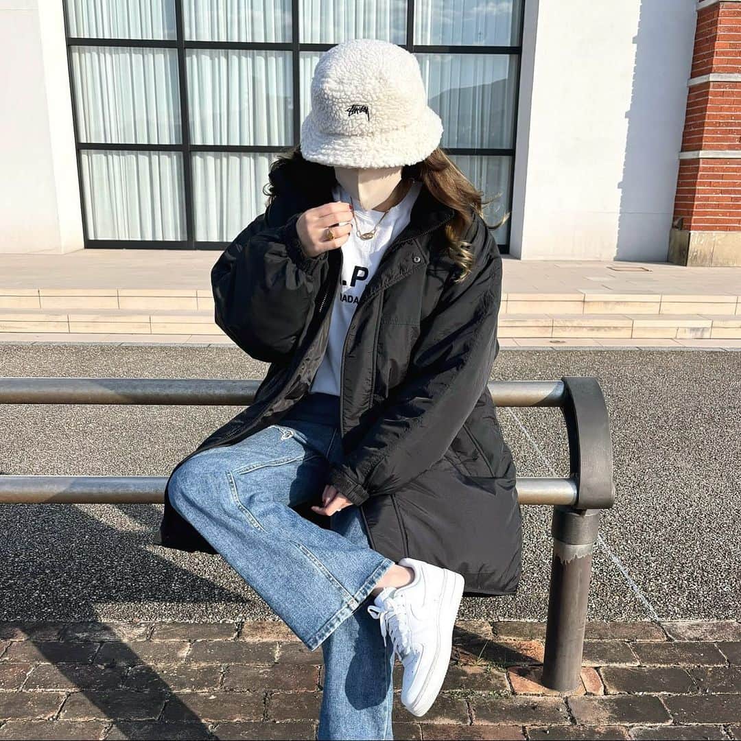 Maiのインスタグラム：「・ @angie_vintage_official のファイバーダウンモンスターコート✔︎  ボリューム感めっちゃ可愛い💕  横からのシルエットとか全体的なフォルムも好きだし、サッと羽織れて軽くて暖かいです♪  デニムとかパンツスタイルでも合うし、スカート合わせても◎✨  今ZOZOTOWNで¥1,000クーポン出てます📢  #angie #angie_vintage #angie_ootd #PR」