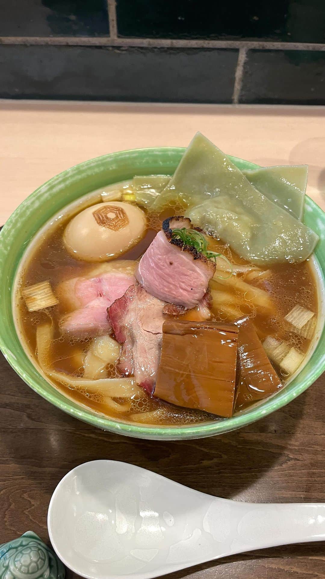 りょうくんグルメのインスタグラム：「【手打ち麺祭 かめ囲(Teuchi mensai Kamei】  特製手打中華蕎麦醤油¥1550  もちもち好き濃厚好きには絶対に行ってほしい柴崎駅すぐの手打ちのラーメン屋さん。  めんがもちもち弾力がほどよくかなり おいしい。スープは濃厚で良い意味での臭みがある他にはないフォアグラのような風味。 チャーシューや分厚いメンマ、もちもちのわんたんなどトッピングが優秀すぎる。  狙っていたトッピングのマシメンマが今日はなくて残念！次はリベンジ！ここはうまい！  日曜日13:30、20人ほどの行列。 先に食券購入のシステム。  A popular ramen restaurant in Tokyo with resilient, sticky noodles and a tasty, rich broth.  🏠 【手打ち麺祭 かめ囲】 💰 特製手打中華蕎麦醤油¥1550 昼11:00〜14:30 夜18:00〜20:00 定休日火曜夜、水曜 🚃柴崎駅徒歩4分(Shibasaki St.) 📍 東京都調布市菊野台1-55-1 コーポえびすい 1F(1-55-1 Kikunodai, Chofu-shi, Tokyo )」