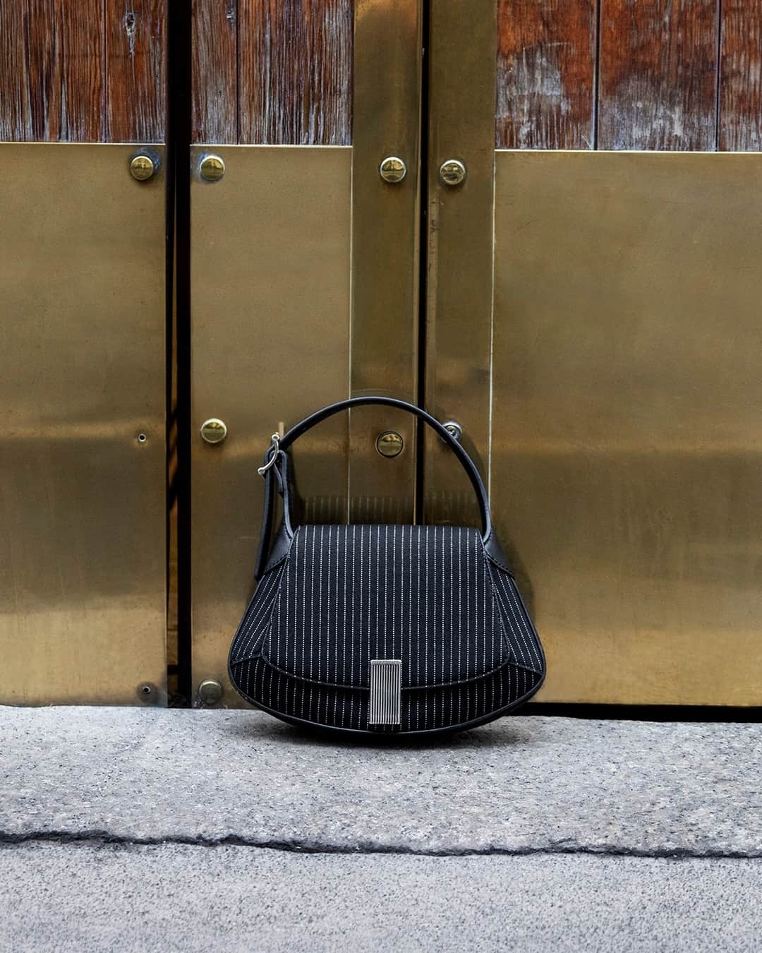 CHARLES & KEITH JAPAN CHARLES & KEITHのインスタグラム：「クラシックなスタイルに、メタリックアクセントをプラスすることで印象をガラッとモダンにアップデート。⁠  メタリックアクセント カーブトップハンドルバッグ (Article No. CK2-50782233)⁠ ⁠ #CharlesKeithFW23⁠ #チャールズアンドキース」