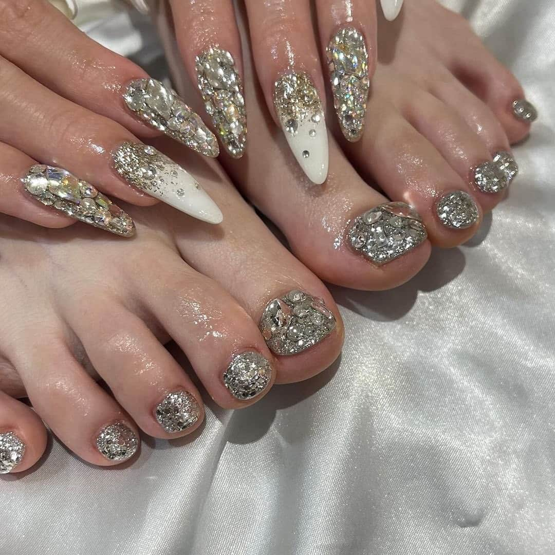 古川結菜さんのインスタグラム写真 - (古川結菜Instagram)「NEWNAIL🌟 お久しぶりの白色~🤍🤍 めちゃくちゃかわいくないｯ⁇😊💗  @lapis_manami  今回もありがとうございましたｯ💗💗 最高ですｯ🥹💗  #ネイルデザイン  #ギャルネイル」11月5日 18時10分 - yui628