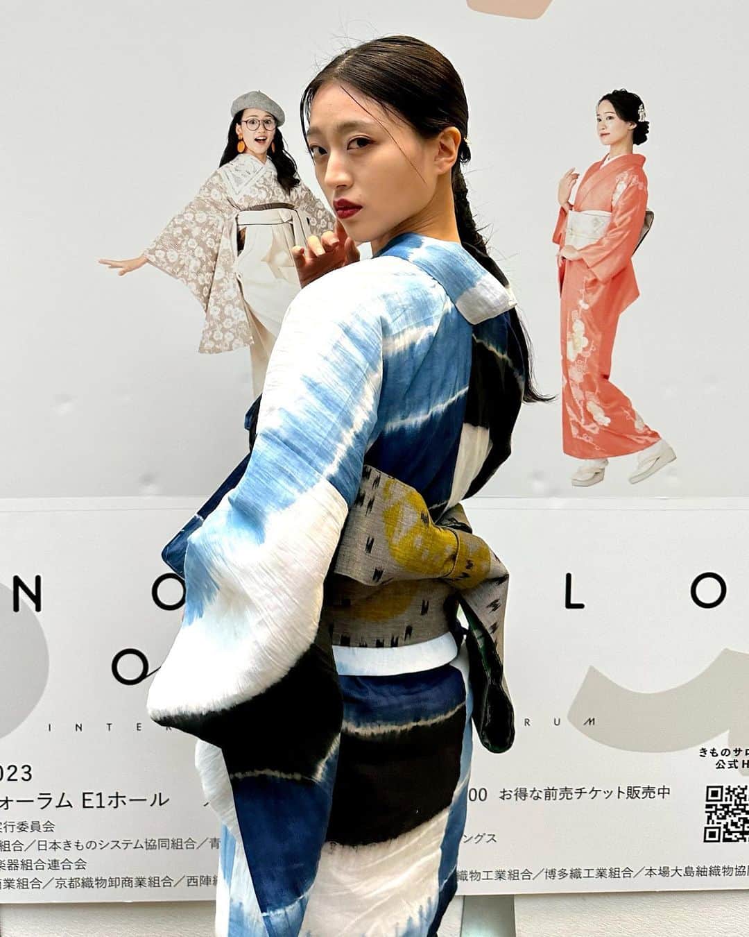 佐藤里菜さんのインスタグラム写真 - (佐藤里菜Instagram)「きものサローネ2023  昨日は、【きものサローネ2023】にて、 「2024 夏先取りファッションショー」に出演しました！  私は、藤井絞様の浴衣を着てランウェイさせていただきました👘 ✨️ 紺・白・黒の横段模様が特徴的で、グレーの角帯を少し下めに結んだかっこよく力強い上品な浴衣🦋🤍🐈‍⬛ 角帯は、主に男性が使う帯なのですが、今回のコーディネートで角帯を使うことでスタイリッシュな女性の力強さが溢れる浴衣だなと感じ、ランウェイではクールで力強い女性を表現しました。  ヘアメイクにもこだわり、一本に結んだ髪にあえて前髪のうぶ毛を出し女性の色気を。 差し色の赤リップで力強さをさらにプラスしながら、浴衣を引き立つようにしてみました💄🦋  ランウェイで一緒に歩いた鵜澤悠也さんともツーショットを✌️ 同じ藤井絞様の浴衣で、なんと2着ともインドネシアで絞っているんです！ ワイルドで力強い浴衣がかっこいいです✨️  そして、藤井絞株式会社 藤井社長とお写真撮っていただきました！ 素敵な浴衣を着させていただきまして本当にありがとうございました！  関係者の皆さま、会場に来てくださったみなさん、本当にありがとうございました😌  #藤井絞 #藤井絞り #藤井絞コーデ #浴衣 #浴衣女子 #ゆかた #ゆかた女子 #きものサローネ #きもの #きものすきな人と繋がりたい #着物 #着物モデル #着物イベント #yukata #kimono」11月5日 18時10分 - satoo_rina