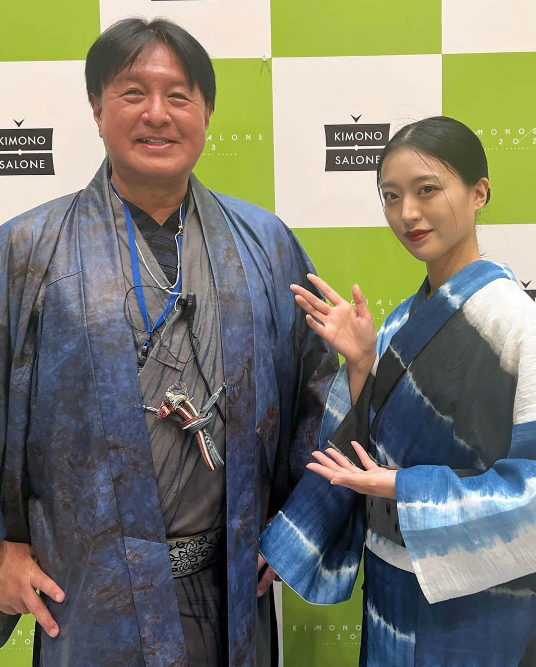 佐藤里菜さんのインスタグラム写真 - (佐藤里菜Instagram)「きものサローネ2023  昨日は、【きものサローネ2023】にて、 「2024 夏先取りファッションショー」に出演しました！  私は、藤井絞様の浴衣を着てランウェイさせていただきました👘 ✨️ 紺・白・黒の横段模様が特徴的で、グレーの角帯を少し下めに結んだかっこよく力強い上品な浴衣🦋🤍🐈‍⬛ 角帯は、主に男性が使う帯なのですが、今回のコーディネートで角帯を使うことでスタイリッシュな女性の力強さが溢れる浴衣だなと感じ、ランウェイではクールで力強い女性を表現しました。  ヘアメイクにもこだわり、一本に結んだ髪にあえて前髪のうぶ毛を出し女性の色気を。 差し色の赤リップで力強さをさらにプラスしながら、浴衣を引き立つようにしてみました💄🦋  ランウェイで一緒に歩いた鵜澤悠也さんともツーショットを✌️ 同じ藤井絞様の浴衣で、なんと2着ともインドネシアで絞っているんです！ ワイルドで力強い浴衣がかっこいいです✨️  そして、藤井絞株式会社 藤井社長とお写真撮っていただきました！ 素敵な浴衣を着させていただきまして本当にありがとうございました！  関係者の皆さま、会場に来てくださったみなさん、本当にありがとうございました😌  #藤井絞 #藤井絞り #藤井絞コーデ #浴衣 #浴衣女子 #ゆかた #ゆかた女子 #きものサローネ #きもの #きものすきな人と繋がりたい #着物 #着物モデル #着物イベント #yukata #kimono」11月5日 18時10分 - satoo_rina