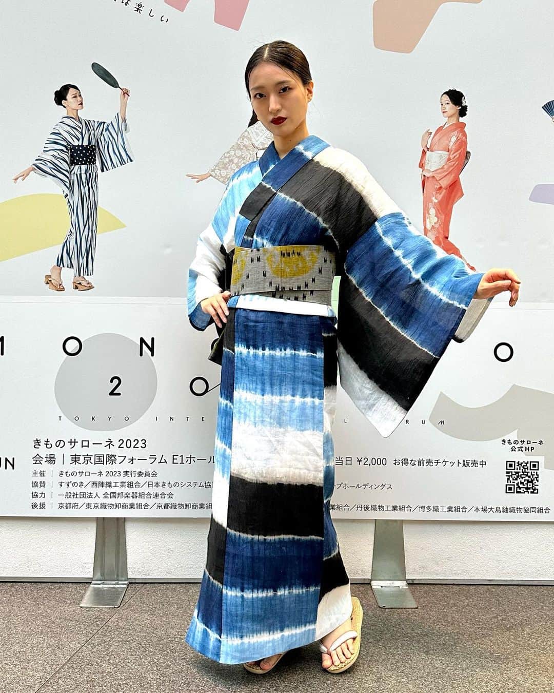 佐藤里菜さんのインスタグラム写真 - (佐藤里菜Instagram)「きものサローネ2023  昨日は、【きものサローネ2023】にて、 「2024 夏先取りファッションショー」に出演しました！  私は、藤井絞様の浴衣を着てランウェイさせていただきました👘 ✨️ 紺・白・黒の横段模様が特徴的で、グレーの角帯を少し下めに結んだかっこよく力強い上品な浴衣🦋🤍🐈‍⬛ 角帯は、主に男性が使う帯なのですが、今回のコーディネートで角帯を使うことでスタイリッシュな女性の力強さが溢れる浴衣だなと感じ、ランウェイではクールで力強い女性を表現しました。  ヘアメイクにもこだわり、一本に結んだ髪にあえて前髪のうぶ毛を出し女性の色気を。 差し色の赤リップで力強さをさらにプラスしながら、浴衣を引き立つようにしてみました💄🦋  ランウェイで一緒に歩いた鵜澤悠也さんともツーショットを✌️ 同じ藤井絞様の浴衣で、なんと2着ともインドネシアで絞っているんです！ ワイルドで力強い浴衣がかっこいいです✨️  そして、藤井絞株式会社 藤井社長とお写真撮っていただきました！ 素敵な浴衣を着させていただきまして本当にありがとうございました！  関係者の皆さま、会場に来てくださったみなさん、本当にありがとうございました😌  #藤井絞 #藤井絞り #藤井絞コーデ #浴衣 #浴衣女子 #ゆかた #ゆかた女子 #きものサローネ #きもの #きものすきな人と繋がりたい #着物 #着物モデル #着物イベント #yukata #kimono」11月5日 18時10分 - satoo_rina