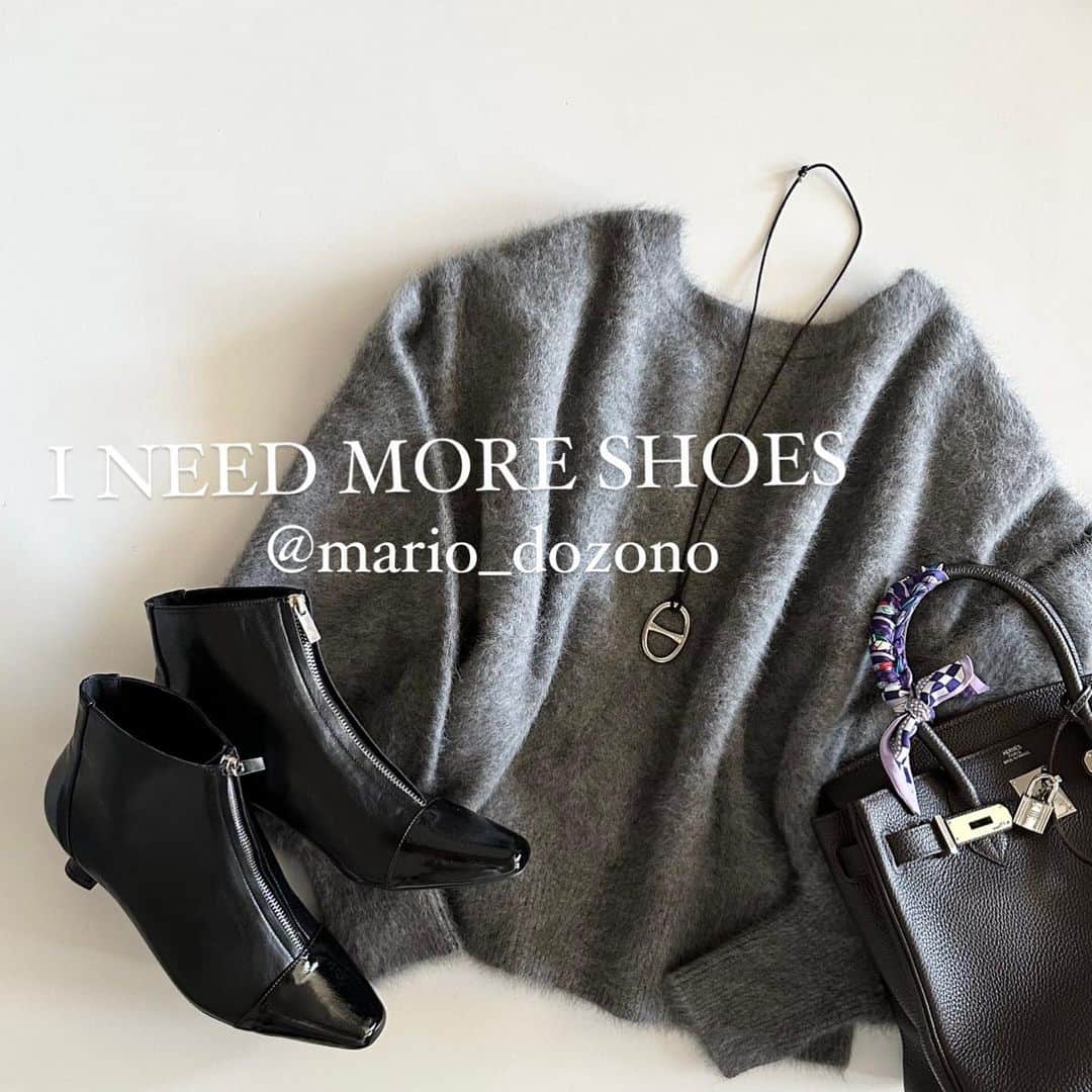 saaaay_kのインスタグラム：「2023.11.05 coordinate…♡ ふわっふわなグレーのニット🐭 今季だけでグレー買うの何着目かな。。 ・  ・ でやっぱりグレーにはシルバーアクセが合う！ アクセに合わせてバッグや靴の金具も シルバーに統一するのが私の小さなこだわり🤭🤭🤭 ・  ・ このシルバージップが フロントにデザインされたショートブーツ！ これ素敵なデザインよね✨✨✨ marioちゃんコラボのアイテムです💕  @i_need_more_shoes_official  @mario_dozono  #PR  履きやすくて歩きやすくて 今シーズンたくさん出番がありそう！ ・  ・ knit/ @shenery_official  skirt/ @meri.onlinestore」