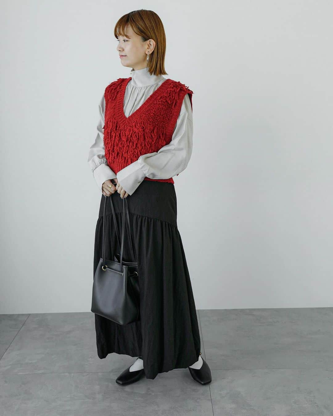 Lugnoncure（ルノンキュール）さんのインスタグラム写真 - (Lugnoncure（ルノンキュール）Instagram)「【Recommend Style】 ⁡ ボリューム感のあるループ編みが目を惹くベストを主役に、上品なハイネックブラウスとバルーンスカートを合わせて今年らしいシルエットの大人カジュアルスタイルに♩ ⁡ コーディネートにプラスワンするだけでシーズンムードを高めてくれるベストは今季のマストバイアイテムです。 ⁡  ------------------------------------------  #vest ¥5,940(tax incl.) _No.1610268 off-white/bordeaux/charcoal ⁡ #bluose ¥5,940(tax incl.) _No.1712328 off-white/beige/black ⁡ #skirt ¥6,490(tax incl.) _No.1506265 off-white/khaki/black ⁡ ------------------------------------------  ※タグのついていないアイテムもオンラインショップに順次入荷いたします。 ⁡ ※商品画像は、撮影環境やご利用のPC・スマートフォンのモニター環境などにより実物と色味に差異がある場合がございます。 ⁡ ⁡ #lugnoncure #ルノンキュール #オフコーデ #キレイめカジュアル #オフスタイル #休日コーデ #大人カジュアル #カジュアルコーデ #ベスト #ループ編み #トレンド #2023aw #canshopig #fashion」11月5日 18時11分 - lugnoncure