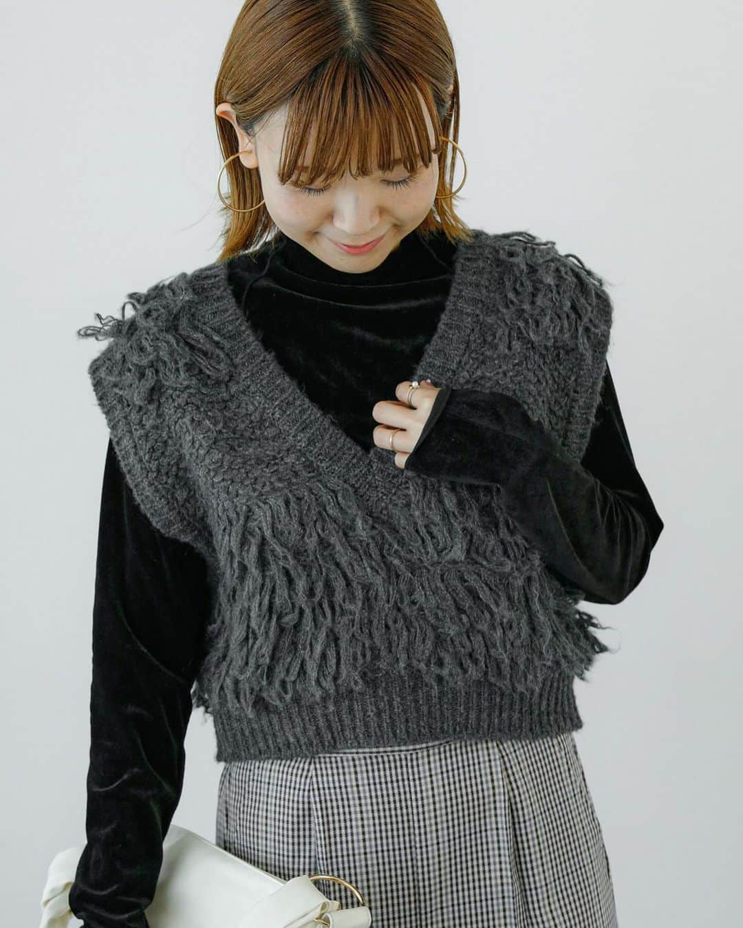 Lugnoncure（ルノンキュール）さんのインスタグラム写真 - (Lugnoncure（ルノンキュール）Instagram)「【Recommend Style】 ⁡ ボリューム感のあるループ編みが目を惹くベストを主役に、上品なハイネックブラウスとバルーンスカートを合わせて今年らしいシルエットの大人カジュアルスタイルに♩ ⁡ コーディネートにプラスワンするだけでシーズンムードを高めてくれるベストは今季のマストバイアイテムです。 ⁡  ------------------------------------------  #vest ¥5,940(tax incl.) _No.1610268 off-white/bordeaux/charcoal ⁡ #bluose ¥5,940(tax incl.) _No.1712328 off-white/beige/black ⁡ #skirt ¥6,490(tax incl.) _No.1506265 off-white/khaki/black ⁡ ------------------------------------------  ※タグのついていないアイテムもオンラインショップに順次入荷いたします。 ⁡ ※商品画像は、撮影環境やご利用のPC・スマートフォンのモニター環境などにより実物と色味に差異がある場合がございます。 ⁡ ⁡ #lugnoncure #ルノンキュール #オフコーデ #キレイめカジュアル #オフスタイル #休日コーデ #大人カジュアル #カジュアルコーデ #ベスト #ループ編み #トレンド #2023aw #canshopig #fashion」11月5日 18時11分 - lugnoncure