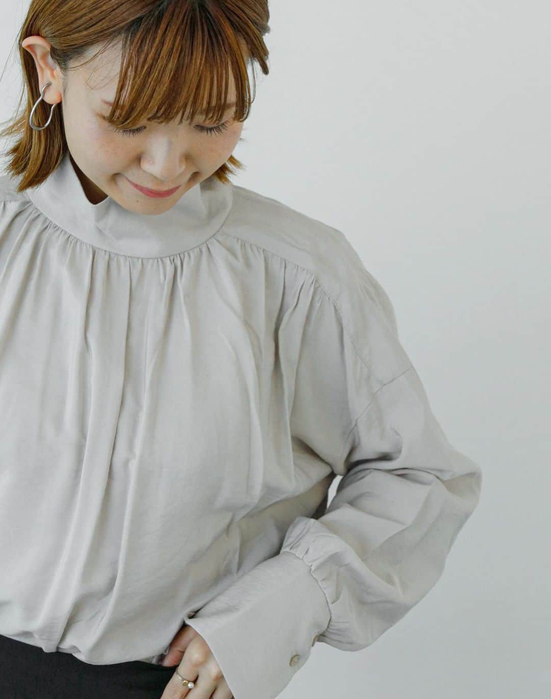 Lugnoncure（ルノンキュール）さんのインスタグラム写真 - (Lugnoncure（ルノンキュール）Instagram)「【Recommend Style】 ⁡ ボリューム感のあるループ編みが目を惹くベストを主役に、上品なハイネックブラウスとバルーンスカートを合わせて今年らしいシルエットの大人カジュアルスタイルに♩ ⁡ コーディネートにプラスワンするだけでシーズンムードを高めてくれるベストは今季のマストバイアイテムです。 ⁡  ------------------------------------------  #vest ¥5,940(tax incl.) _No.1610268 off-white/bordeaux/charcoal ⁡ #bluose ¥5,940(tax incl.) _No.1712328 off-white/beige/black ⁡ #skirt ¥6,490(tax incl.) _No.1506265 off-white/khaki/black ⁡ ------------------------------------------  ※タグのついていないアイテムもオンラインショップに順次入荷いたします。 ⁡ ※商品画像は、撮影環境やご利用のPC・スマートフォンのモニター環境などにより実物と色味に差異がある場合がございます。 ⁡ ⁡ #lugnoncure #ルノンキュール #オフコーデ #キレイめカジュアル #オフスタイル #休日コーデ #大人カジュアル #カジュアルコーデ #ベスト #ループ編み #トレンド #2023aw #canshopig #fashion」11月5日 18時11分 - lugnoncure