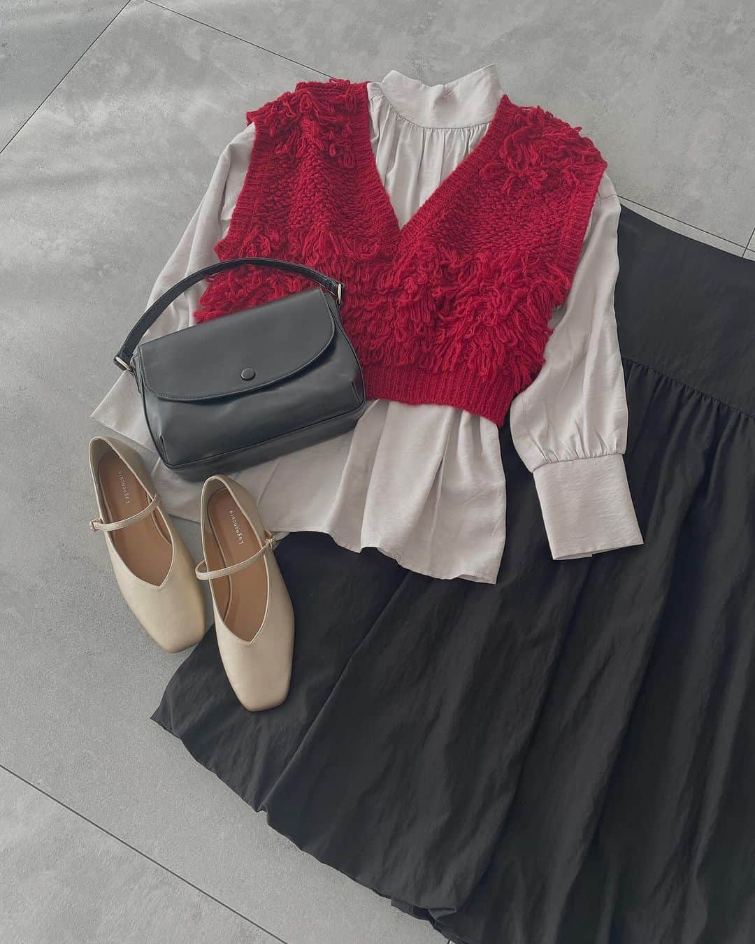 Lugnoncure（ルノンキュール）さんのインスタグラム写真 - (Lugnoncure（ルノンキュール）Instagram)「【Recommend Style】 ⁡ ボリューム感のあるループ編みが目を惹くベストを主役に、上品なハイネックブラウスとバルーンスカートを合わせて今年らしいシルエットの大人カジュアルスタイルに♩ ⁡ コーディネートにプラスワンするだけでシーズンムードを高めてくれるベストは今季のマストバイアイテムです。 ⁡  ------------------------------------------  #vest ¥5,940(tax incl.) _No.1610268 off-white/bordeaux/charcoal ⁡ #bluose ¥5,940(tax incl.) _No.1712328 off-white/beige/black ⁡ #skirt ¥6,490(tax incl.) _No.1506265 off-white/khaki/black ⁡ ------------------------------------------  ※タグのついていないアイテムもオンラインショップに順次入荷いたします。 ⁡ ※商品画像は、撮影環境やご利用のPC・スマートフォンのモニター環境などにより実物と色味に差異がある場合がございます。 ⁡ ⁡ #lugnoncure #ルノンキュール #オフコーデ #キレイめカジュアル #オフスタイル #休日コーデ #大人カジュアル #カジュアルコーデ #ベスト #ループ編み #トレンド #2023aw #canshopig #fashion」11月5日 18時11分 - lugnoncure