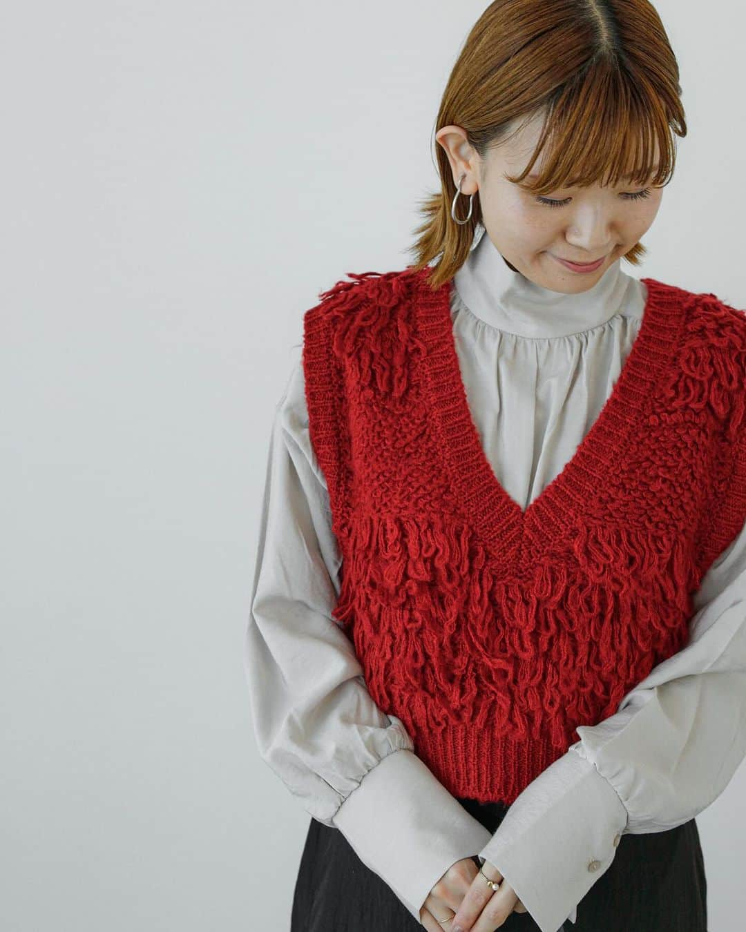 Lugnoncure（ルノンキュール）さんのインスタグラム写真 - (Lugnoncure（ルノンキュール）Instagram)「【Recommend Style】 ⁡ ボリューム感のあるループ編みが目を惹くベストを主役に、上品なハイネックブラウスとバルーンスカートを合わせて今年らしいシルエットの大人カジュアルスタイルに♩ ⁡ コーディネートにプラスワンするだけでシーズンムードを高めてくれるベストは今季のマストバイアイテムです。 ⁡  ------------------------------------------  #vest ¥5,940(tax incl.) _No.1610268 off-white/bordeaux/charcoal ⁡ #bluose ¥5,940(tax incl.) _No.1712328 off-white/beige/black ⁡ #skirt ¥6,490(tax incl.) _No.1506265 off-white/khaki/black ⁡ ------------------------------------------  ※タグのついていないアイテムもオンラインショップに順次入荷いたします。 ⁡ ※商品画像は、撮影環境やご利用のPC・スマートフォンのモニター環境などにより実物と色味に差異がある場合がございます。 ⁡ ⁡ #lugnoncure #ルノンキュール #オフコーデ #キレイめカジュアル #オフスタイル #休日コーデ #大人カジュアル #カジュアルコーデ #ベスト #ループ編み #トレンド #2023aw #canshopig #fashion」11月5日 18時11分 - lugnoncure