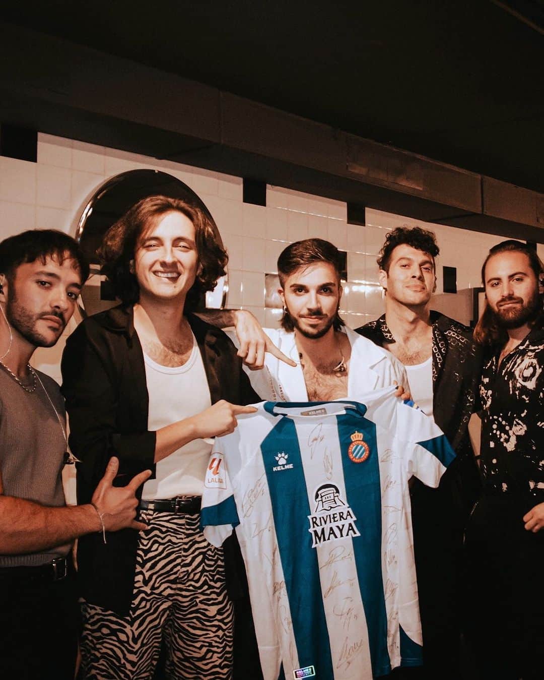 RCDエスパニョールのインスタグラム：「❤️‍🔥 ¡@arde_bogota antes de llenar @razzmatazzclubs! ¡Gracias, cracks! 🎶  PD. No os pongáis celosos, @fccartagena. Faltaba nuestra camiseta en su colección 😜」