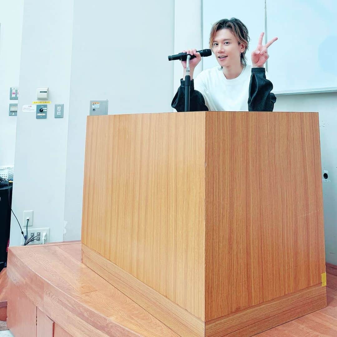 KENNのインスタグラム：「本日もイベントにお越しいただきありがとうございました！ 山梨県にお邪魔しました！紅葉がとても綺麗でしたし、アットホームな雰囲気で楽しかったです！！  次回お邪魔する学校は栃木県作新学院大学、からの東京女子大学です！！ こちらもお楽しみに！   #山梨英和大学 #紅楓祭 #作新学院大学 #栃木県 #東京女子大学 #KENN #声優」