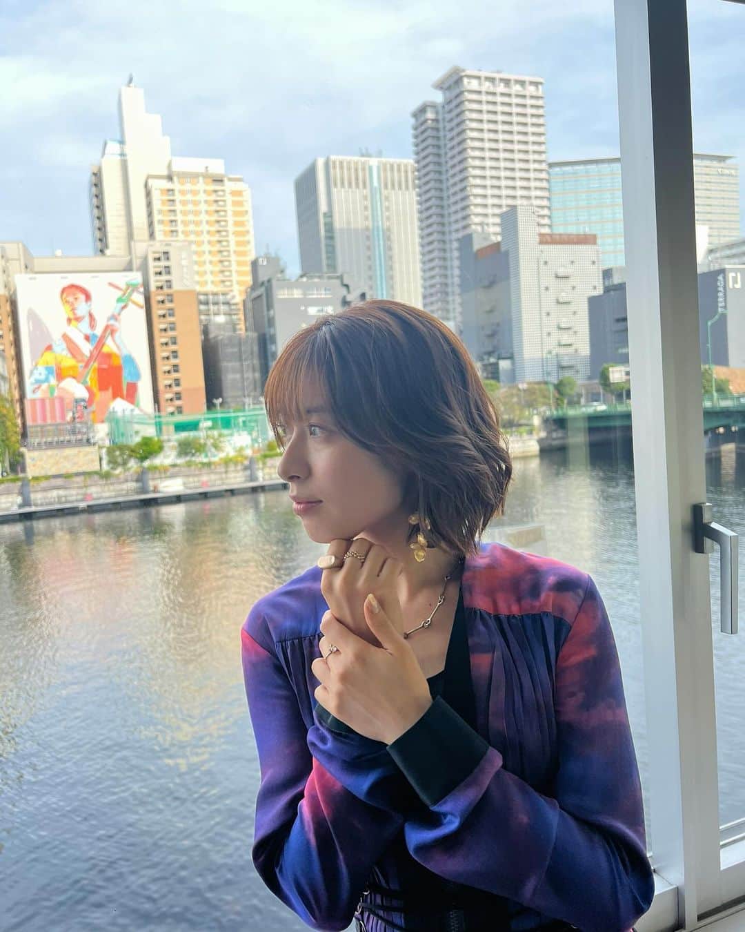 瀧本美織のインスタグラム：「世界！ニッポン行きたい人応援団📣 外国の方を通して、まだ見ぬ日本の美しい名所が 知れました✨ 皆さんの情熱に感動🥹🍀 美味しいものも登場し、盛りだくさんな内容です🍞 6日18:25〜3時間半SPです❣️みてねっ  ドレスワンピ色気があって好きでした、即決😘 メイクはうすく、素肌感、抜け感〜 とても好きなバランスでした💜  👗 @akaneutsunomiya earrings @felice___handmade necklace @cujacu ring @miyunakamura.jewelry 👠 @charleskeith_jp   #テレ東  #ニッポン行きたい人応援団  #PR」