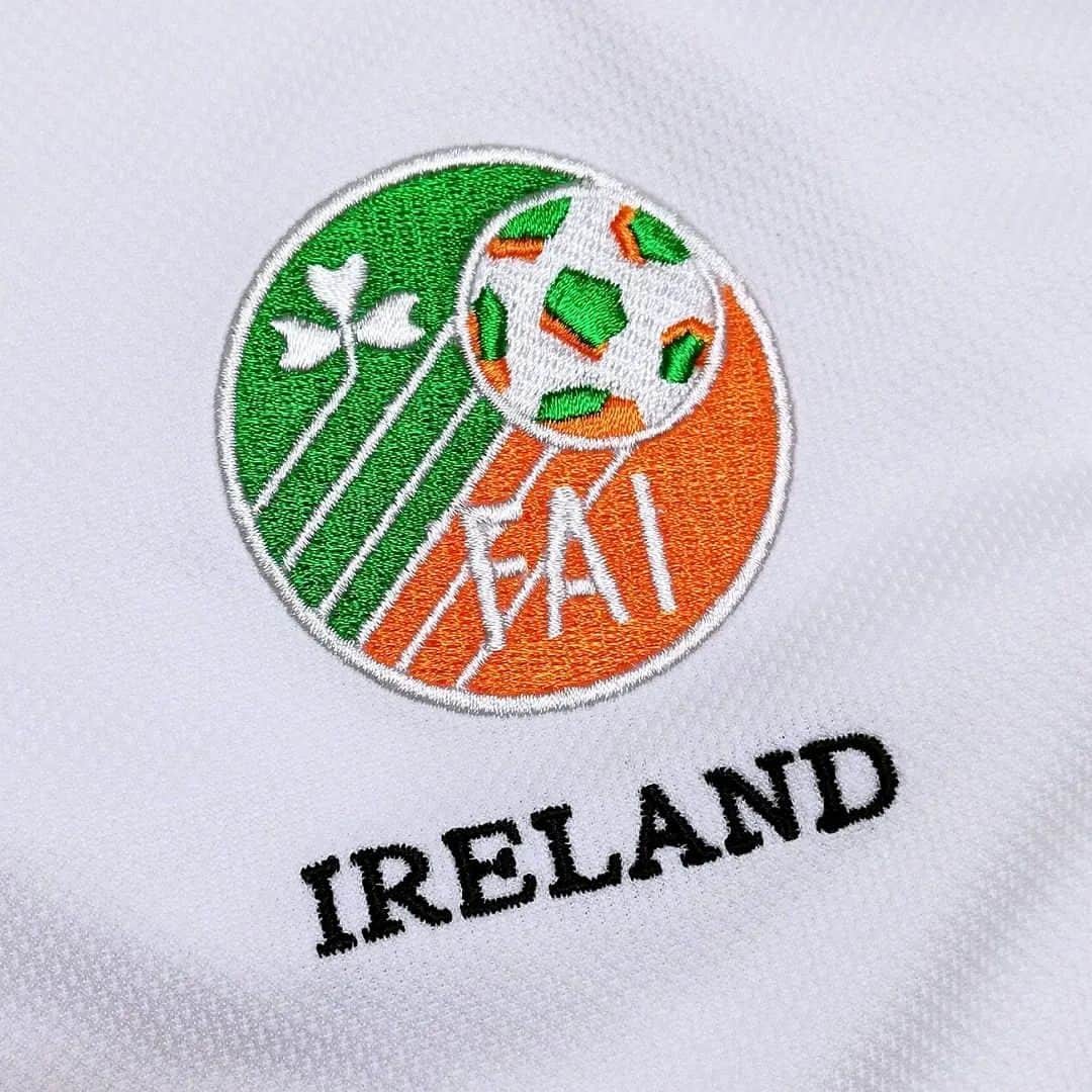 サッカーニュース：Qoly（コリー）さんのインスタグラム写真 - (サッカーニュース：Qoly（コリー）Instagram)「アイルランド代表 2002 Umbro アウェイ半袖 ユニフォーム  #サッカーアイルランド代表 が #2002年日韓W杯 、欧州選手権（ #EURO2004 ）予選などで着用したアウェイユニフォーム。  白を基調に緑と紺の組合せが絶妙なカラーリング。  当時のアイルランドのレプリカユニフォームには胸スポンサー「EIRCOM」のロゴマーク付き。 素材は発泡プリント。  右胸のメーカーロゴとエンブレムは直接刺繍。 前面右裾にはホログラムのメーカータブ付き。  ▶ご購入は『Qoly×LFB vintage』からどうぞ！→ @qolylfb  #アイルランド代表 #アイルランド代表2002 #アウェイキット #umbro #ワールドカップ2002 #日韓W杯 #欧州選手権2004 #サッカー #football #soccer #ユニフォーム #サッカー好き #サッカーユニフォーム #ヴィンテージサッカーユニフォーム #サッカーファッション #スポーツファッション #新品デッドストック #サッカーショップ #サッカーユニフォームショップ #qoly_lfb_vintage」11月5日 21時30分 - qolyjp