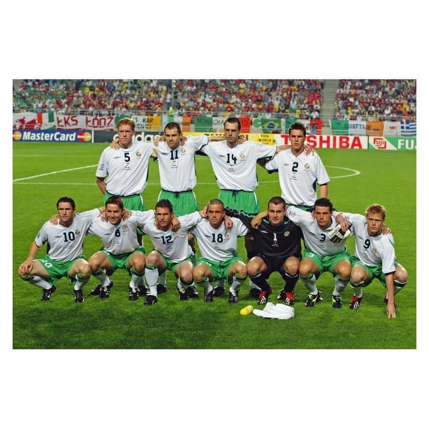 サッカーニュース：Qoly（コリー）さんのインスタグラム写真 - (サッカーニュース：Qoly（コリー）Instagram)「アイルランド代表 2002 Umbro アウェイ半袖 ユニフォーム  #サッカーアイルランド代表 が #2002年日韓W杯 、欧州選手権（ #EURO2004 ）予選などで着用したアウェイユニフォーム。  白を基調に緑と紺の組合せが絶妙なカラーリング。  当時のアイルランドのレプリカユニフォームには胸スポンサー「EIRCOM」のロゴマーク付き。 素材は発泡プリント。  右胸のメーカーロゴとエンブレムは直接刺繍。 前面右裾にはホログラムのメーカータブ付き。  ▶ご購入は『Qoly×LFB vintage』からどうぞ！→ @qolylfb  #アイルランド代表 #アイルランド代表2002 #アウェイキット #umbro #ワールドカップ2002 #日韓W杯 #欧州選手権2004 #サッカー #football #soccer #ユニフォーム #サッカー好き #サッカーユニフォーム #ヴィンテージサッカーユニフォーム #サッカーファッション #スポーツファッション #新品デッドストック #サッカーショップ #サッカーユニフォームショップ #qoly_lfb_vintage」11月5日 21時30分 - qolyjp