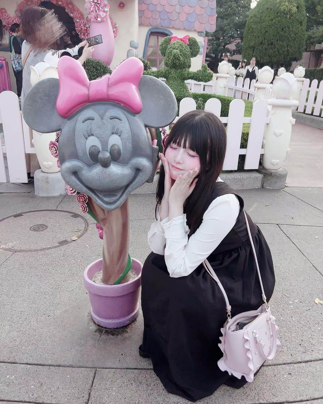 このはのインスタグラム：「3年ぶりにランドいった〜たのしかった よく可愛い子が撮ってるミニーちゃんの家とグリーまんの写真を撮りました、 いい感じ  #09  #disney」
