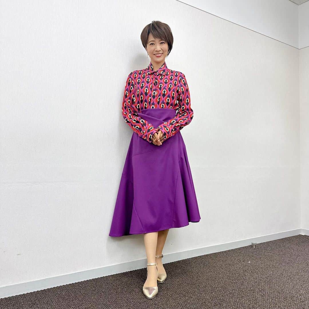 村井美樹さんのインスタグラム写真 - (村井美樹Instagram)「明日11月6日（月）テレビ朝日系 19:00～21:54 #Qさま !! に出演します😆  2023年最新版！旅のプロが選ぶ！ この秋行きたい日本全国の駅ランキング🚃🛤️✨  見ると旅に出かけたくなる駅や鉄道が目白押しですよー！  ご一緒した　#ななめ45° の #岡安章介 さん @naname45okayasuakiyoshi と✨  駅がテーマの時はめちゃくちゃ緊張するのですが…😅💦 前回の駅ランキングでは早々と敗退しちゃったので、今回はかなり気合いが入っています！💪  ぜひご覧ください☺️  衣装のトップス @seventyvenezia」11月5日 18時24分 - miki_murai_