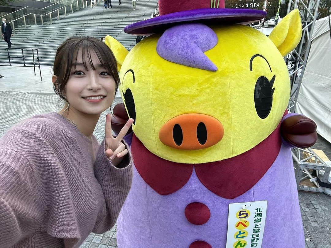 益田恵梨菜のインスタグラム：「. 旅サラダEXPOのwithゆるキャラver. . たくさんのゆるキャラ達がいて 可愛くて癒し空間だった...🧸🌟 . 私はらべとんととまピンと✌︎ . #旅サラダ #旅サラダEXPO」