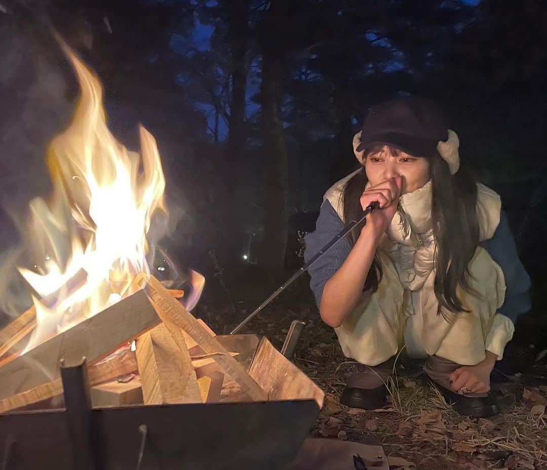 前田亜美さんのインスタグラム写真 - (前田亜美Instagram)「. 秋キャンプ〜〜🍁🍂🏕🍁⠜ . 今年は友達がテントを準備してくれてアウトドア友達みんなでキャンプした! 思ったより暖かくて最高の気候でした🤍. . . 紅葉も綺麗で癒されたよ 焚き火も朝のコーヒーも最高だった………🔥☕💭 . .  #キャンプ  #秋キャンプ  #紅葉」11月5日 18時18分 - ami___maeda0601