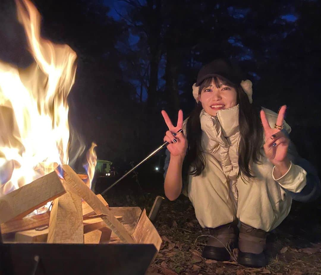 前田亜美さんのインスタグラム写真 - (前田亜美Instagram)「. 秋キャンプ〜〜🍁🍂🏕🍁⠜ . 今年は友達がテントを準備してくれてアウトドア友達みんなでキャンプした! 思ったより暖かくて最高の気候でした🤍. . . 紅葉も綺麗で癒されたよ 焚き火も朝のコーヒーも最高だった………🔥☕💭 . .  #キャンプ  #秋キャンプ  #紅葉」11月5日 18時18分 - ami___maeda0601