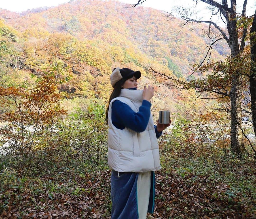 前田亜美さんのインスタグラム写真 - (前田亜美Instagram)「. 秋キャンプ〜〜🍁🍂🏕🍁⠜ . 今年は友達がテントを準備してくれてアウトドア友達みんなでキャンプした! 思ったより暖かくて最高の気候でした🤍. . . 紅葉も綺麗で癒されたよ 焚き火も朝のコーヒーも最高だった………🔥☕💭 . .  #キャンプ  #秋キャンプ  #紅葉」11月5日 18時18分 - ami___maeda0601