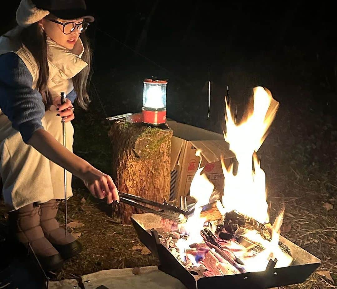 前田亜美さんのインスタグラム写真 - (前田亜美Instagram)「. 秋キャンプ〜〜🍁🍂🏕🍁⠜ . 今年は友達がテントを準備してくれてアウトドア友達みんなでキャンプした! 思ったより暖かくて最高の気候でした🤍. . . 紅葉も綺麗で癒されたよ 焚き火も朝のコーヒーも最高だった………🔥☕💭 . .  #キャンプ  #秋キャンプ  #紅葉」11月5日 18時18分 - ami___maeda0601