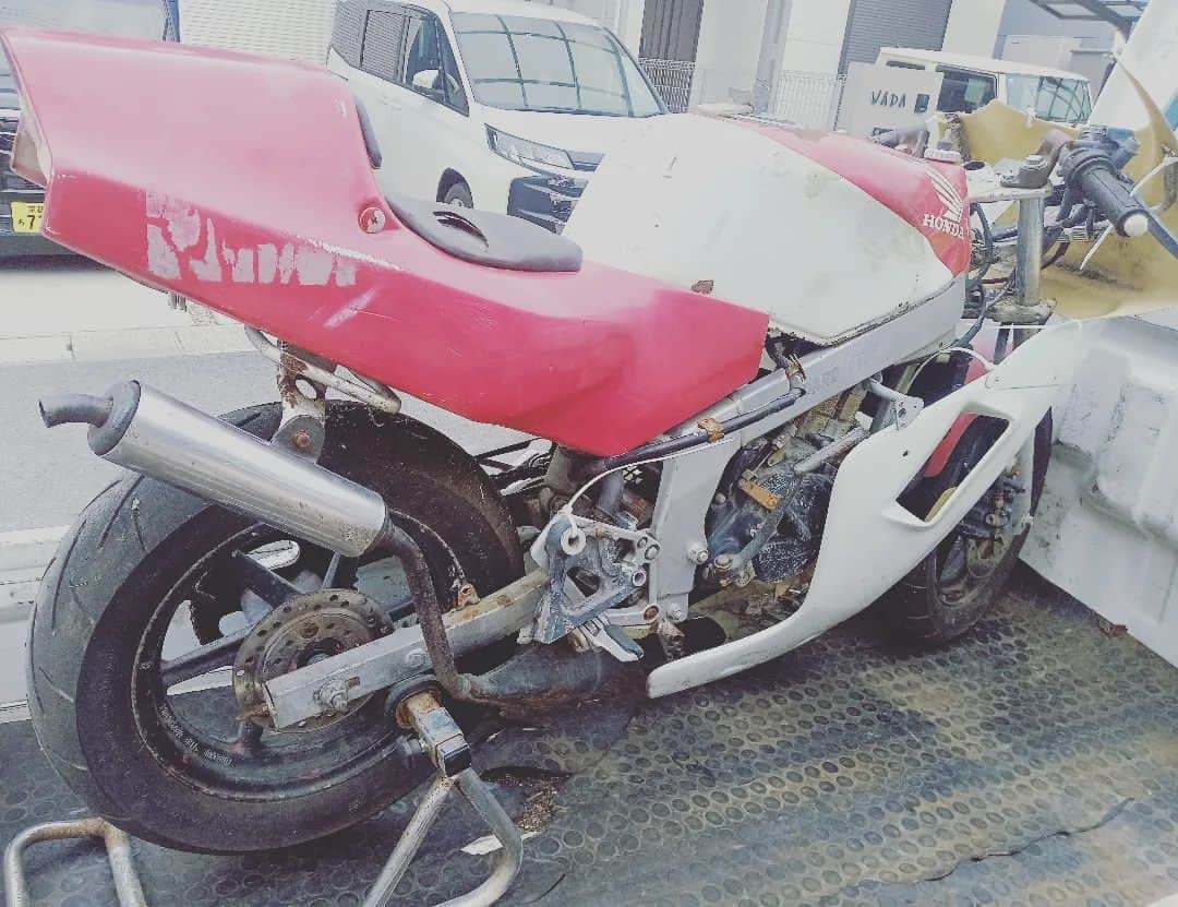 笠原康哉のインスタグラム：「NSR50って手放したら後悔するバイクの1つかな？ また復活させたい1台を手に入れました  #nsr50」