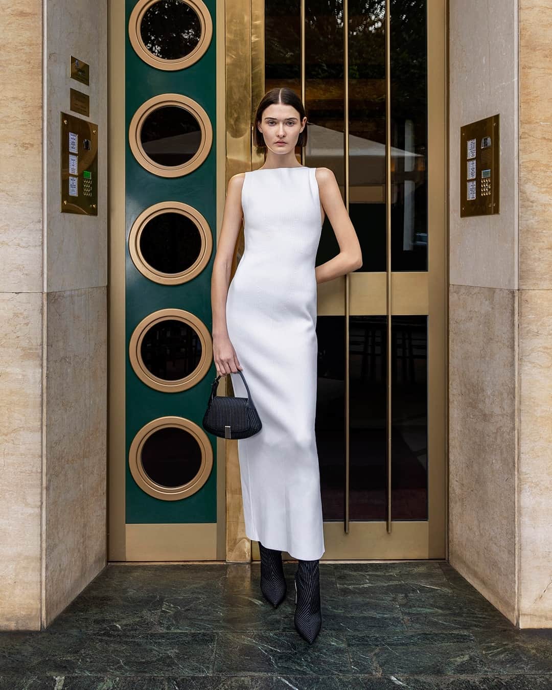 CHARLES & KEITH JAPAN CHARLES & KEITHのインスタグラム：「ミニマルなフォルムに、メタリックディテール。⁠ 冬のスタイルに映えるアクセントがモダンな印象に。⁠ ⁠ メタリックアクセント カーブトップハンドルバッグ (Article No. CK2-50782233)⁠ Devon デボン メタリックブレードヒールアンクルブーツ (Article No. CK1-90360385)⁠ ⁠ #CharlesKeithFW23⁠ #チャールズアンドキース」