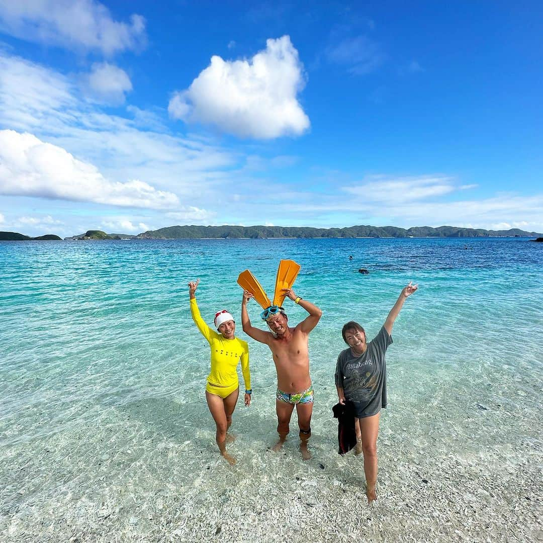 田中律子のインスタグラム：「森山さんの船で座間味島までクルージング⚓️🛥️🌞🌴  めちゃくちゃ綺麗で、東風だったから夏みたいなお天気で最高でしたーーー🤩  座間味観光大使もやってるし、私が19歳くらいからずっと通ってるこの島は私の第2の故郷🏝️  いつ来ても島の友達もいるし、何より島の人たちにホントに良くしてもらって、何回来ても最高‼️  私が10代の頃からほとんど変わらず、コンビニもないし、スーパーも1軒しかないし、ホントに素敵な大好きな島です🧡  #座間味島  #慶良間諸島  #座間味島観光大使」