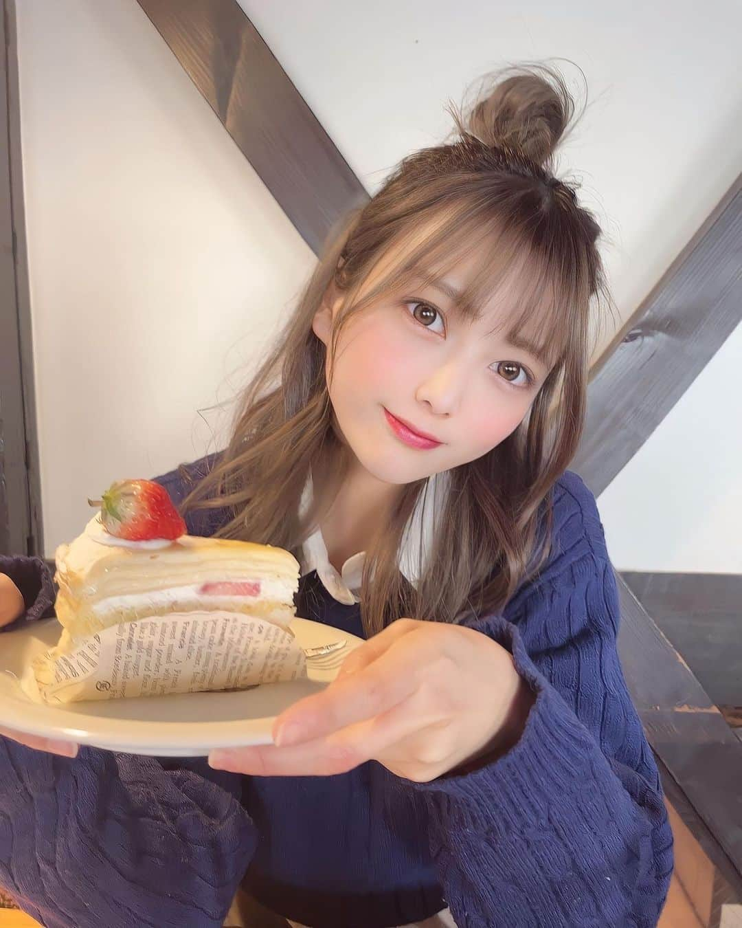 あいりのインスタグラム：「カフェ巡りすき💗 .SECOND HOUSEのケーキ おいしかった〜🍰 . 紺色の服珍しいでしょ😚 . . #fashion #ootd #code #彼女感  #ファッション #韓国ファッション  #秋コーデ #プチプラコーデ  #お団子ヘア #ヘアアレンジ #京都 #烏丸 #烏丸カフェ #カフェ #京都カフェ #カフェ巡り #グルメ女子  #instagood #instalike #followme」