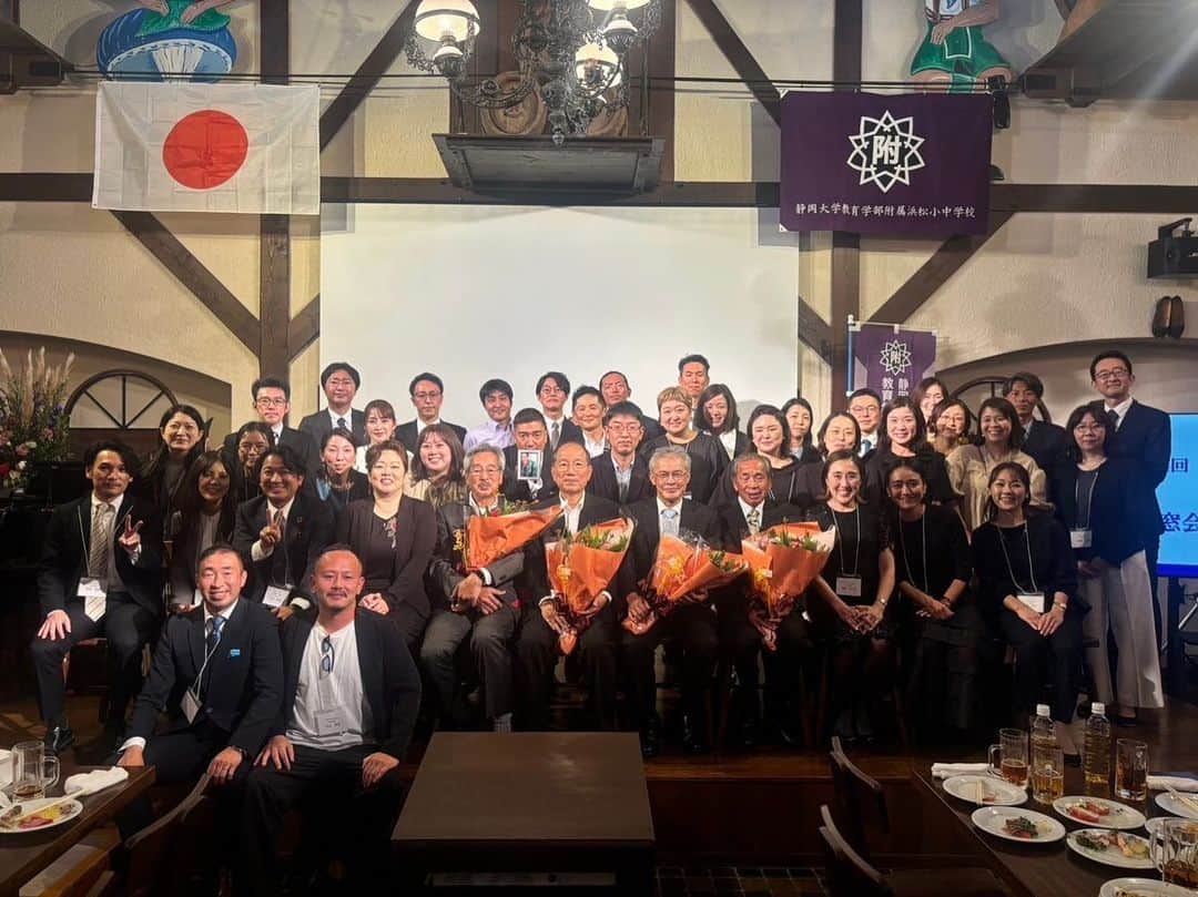 金子綾のインスタグラム：「附属浜松小中学校同窓会総会。  今年は私たちの学年が幹事という事で、日帰りで参加。 恩師の話を聞いて、どれだけ私たちが恵まれた環境で9年間学べていたかを改めて感じて… (子育て真っ只中だから余計に) 個性豊かな仲間たちは、医師、会社経営、大学の先生… 様々な職種でその話を聞くのも楽しかったし、まだまだ私もやれる！とパワーをもらった。 懐かしい校歌なんかも歌って。 2次会では先生に子育てのヒントももらって。  素晴らしい時間でした♡ 幹事のみんなお疲れ様でした。」