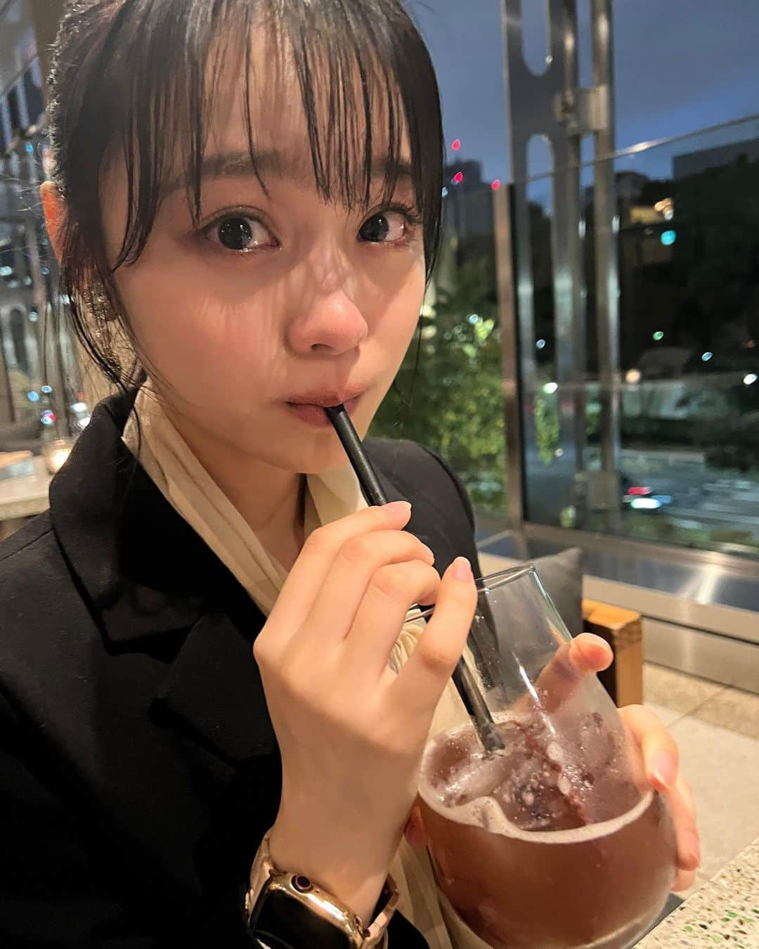 林芽亜里さんのインスタグラム写真 - (林芽亜里Instagram)「🎀 ⁡ 今日、11月5日で18歳になりました🪄🤍 ⁡ 朝起きて皆さんからのおめでとうメッセージを見ながらお湯飲みTime幸せでした🤭 ⁡ ⁡ ⁡ 今もたくさんDMやストーリーメンション、タグ付けなど、 こんなに沢山の方にお誕生日を覚えてもらって、お祝いして貰えて本当に有難いです、、🥹 皆さんからのお祝いメッセージが毎年お誕生日の楽しみのひとつです🥲 ⁡ 家族にもお祝いしてもらって泣きめあり︎；；笑 ⁡ ⁡ 18歳。 皆さんに新しい姿を見せられるように、、 そしてもっと皆さんを笑顔にできるように、、 ⁡ ⁡ これからもずーっとよろしくお願いします☺️   ⁡ ⁡ そして、みなさん！！！ TikTokを始めます！！！🫶 主にマネージャーさんが投稿してくれますが、 たまに私からも投稿するかも、です！🤭 ⁡ アカウントはストーリーに載せておきます✋ みなさんぜひフォローしてください〜 ⁡ #林芽亜里」11月5日 18時33分 - meari__hayashi