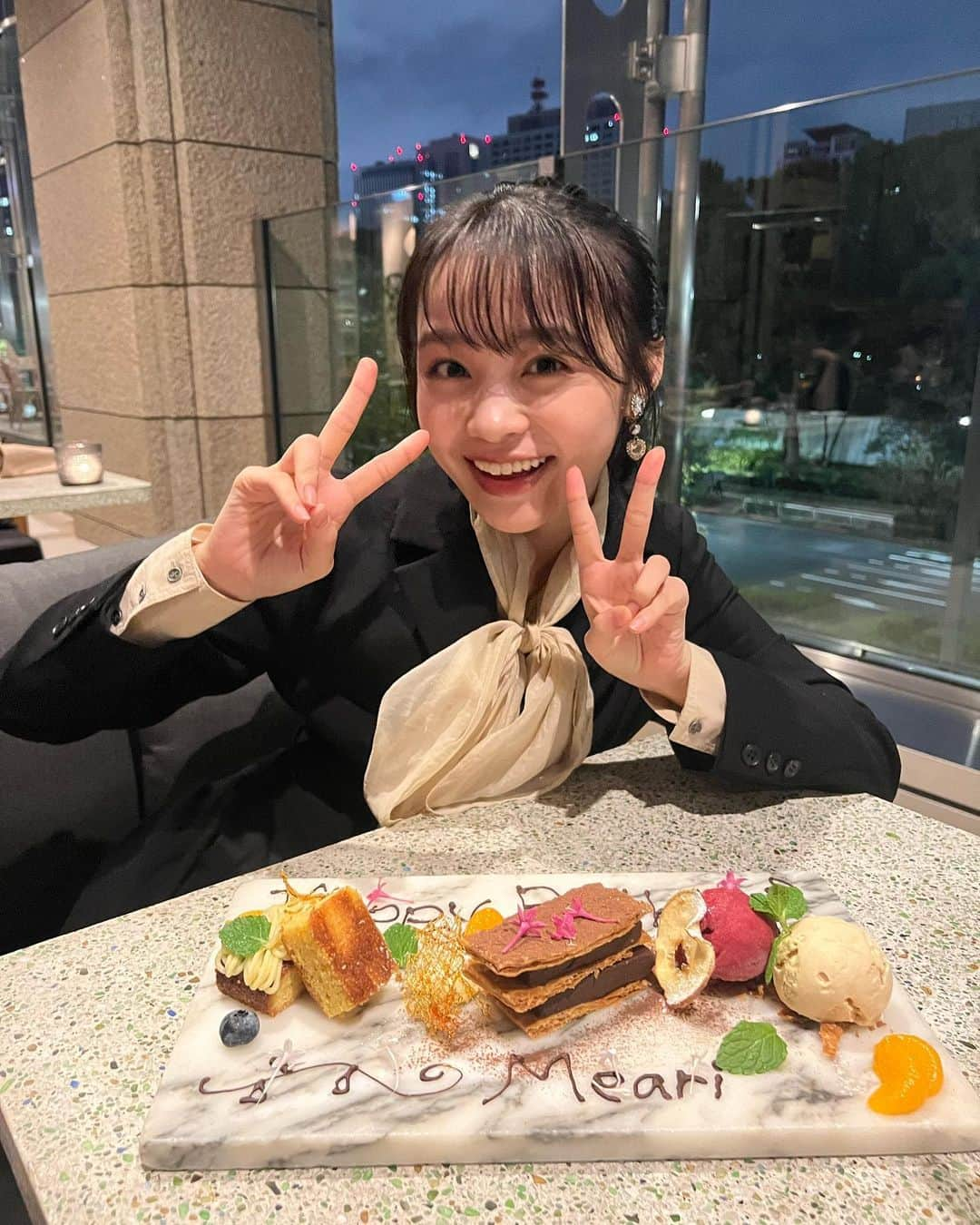 林芽亜里さんのインスタグラム写真 - (林芽亜里Instagram)「🎀 ⁡ 今日、11月5日で18歳になりました🪄🤍 ⁡ 朝起きて皆さんからのおめでとうメッセージを見ながらお湯飲みTime幸せでした🤭 ⁡ ⁡ ⁡ 今もたくさんDMやストーリーメンション、タグ付けなど、 こんなに沢山の方にお誕生日を覚えてもらって、お祝いして貰えて本当に有難いです、、🥹 皆さんからのお祝いメッセージが毎年お誕生日の楽しみのひとつです🥲 ⁡ 家族にもお祝いしてもらって泣きめあり︎；；笑 ⁡ ⁡ 18歳。 皆さんに新しい姿を見せられるように、、 そしてもっと皆さんを笑顔にできるように、、 ⁡ ⁡ これからもずーっとよろしくお願いします☺️   ⁡ ⁡ そして、みなさん！！！ TikTokを始めます！！！🫶 主にマネージャーさんが投稿してくれますが、 たまに私からも投稿するかも、です！🤭 ⁡ アカウントはストーリーに載せておきます✋ みなさんぜひフォローしてください〜 ⁡ #林芽亜里」11月5日 18時33分 - meari__hayashi