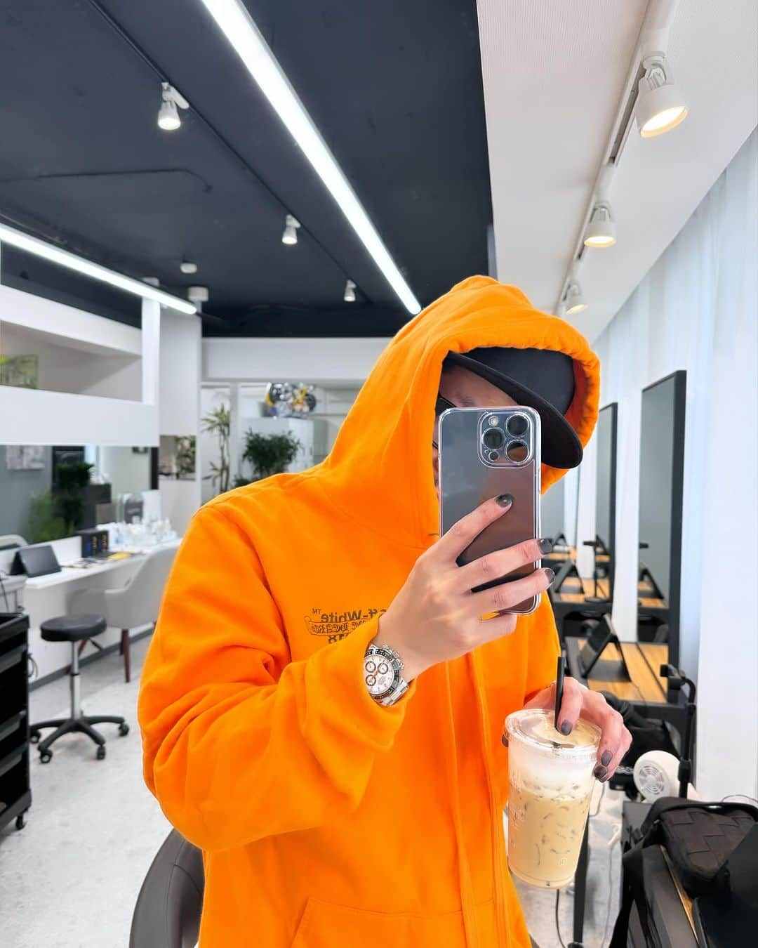 加代憲康のインスタグラム：「off-white×chromhearts🍊 このオレンジフーディーはかなりお気に入りです！昔の投稿でLAで撮った写真も良きでした。  12月😅ほぼ予約が次回予約で埋まってます😫💦 開放日は11月19日日曜日21時からです。  年末よろしくお願いします🙇  では、サロンワーク終わってOSAKAです🚅💨💨💨 secret color and cut講習✂️ 終わってからご飯会🍺」