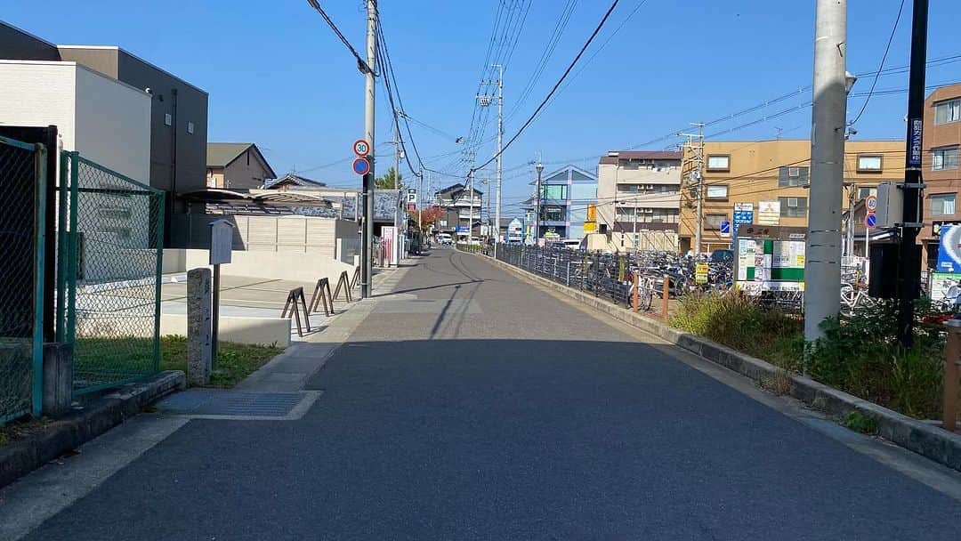 長谷川ヨシテルのインスタグラム：「京田辺での大河ドラマイベント、終わりました〜！ 『どうする家康』で京田辺ゆかりの穴山梅雪を演じた田辺さんと、プロデューサーの磯さんの裏話、めちゃくちゃおもしろかったー！！🏯  写真は会場の最寄りの同志社前駅の不自然な道路🛣️ 「街道跡じゃね？」と思ったら、街道跡だったので個人的大勝利!! 古代、大和朝廷と太宰府を結んでいた山陽道の跡だそうで、神功皇后が鉾を立てた地と伝わるそう🥷 #どうする家康」