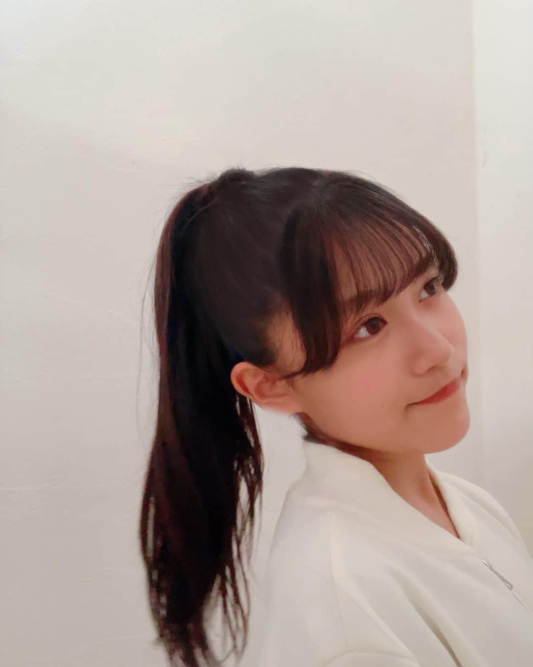 青山姫乃のインスタグラム：「・ 皆さんこんにちは！ヒメノです👑🧡  今日は高めのポニーテール！ 前髪上手くいってルンルン🎶  髪の毛ストレートにアイロンしたはずなのに…  ヒメノさんの髪の毛はなかなか手強いですよ😏  #ニコラ #nicola#ニコラ12月号発売中 #ニコラ12月号 #ニコモ #青山姫乃 #ヒメノ #ポニーテール #前髪」