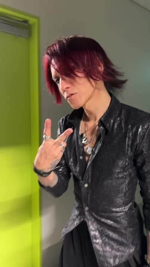 SUGIZOのインスタグラム：「2023年11月5日(日)SUGIZO Instagram Live! LUNA SEA 福岡マリンメッセB館にてDUAL ARENA TOUR 2023 「UN ENDING STYLE」開催‼ その様子を一部だけ特別にお見せします!!  #SUGIZO #LUNASEA #MOTHERvsSTYLE  #DUALARENATOUR2023」