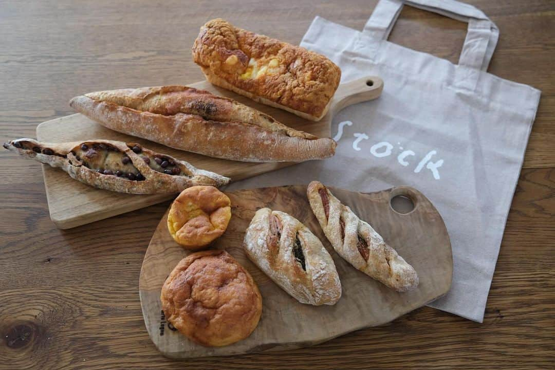 しょこさんのインスタグラム写真 - (しょこInstagram)「ㅤㅤㅤ 福岡で有名なパンストック🥐 4,000円分も買って帰ってきました笑  このお店は投稿でも何度か登場してますが 店舗に行って自分で選んで買えて幸せ〜  1日目に買って美味しかった じゃがいものフォカッチャが 3日目には売り切れていて残念。。 子供たち絶対好きだったと思う！！  特にこのチーズパンが美味しかったみたいで みんなで美味しくいただきました♡  また行きたいな〜 ㅤㅤㅤ ㅤㅤㅤ #パンストック #天神 #福岡」11月5日 18時28分 - sho.ko_ie