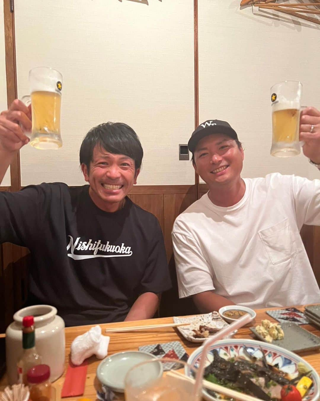 攝津正さんのインスタグラム写真 - (攝津正Instagram)「. . マッチと焼き鳥に🍺  店中の皮が無くなるんじゃないかくらい皮食べてた。  あれや、これや話しましたが、ほとんどの話にピーーーーが入るような内容でした。笑  . . #会話内容はご想像にお任せします #松田宣浩 #マッチ #熱男 #チームメイト #おじ友 #攝津正のつりごはん 出てくれない〜？」11月5日 18時28分 - tadashi_settsu