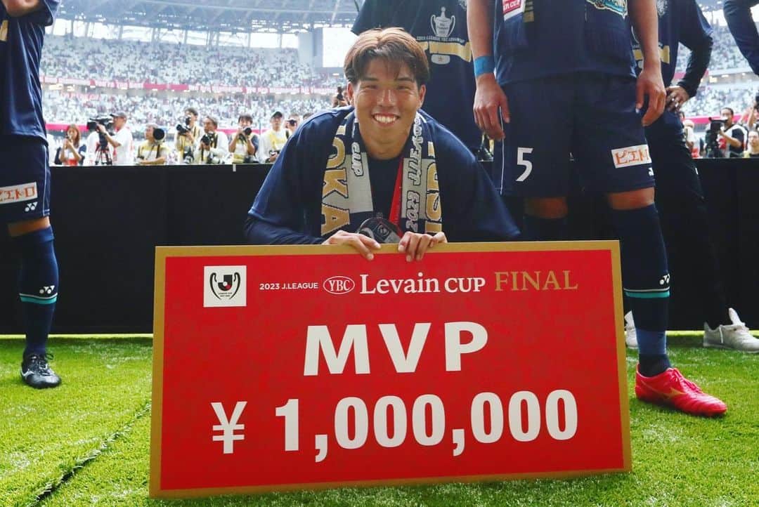 アビスパ福岡のインスタグラム：「優勝のはじける笑顔をお届け😀 てっぺんサイコー✨  #アビスパ福岡  #ルヴァンカップ優勝」