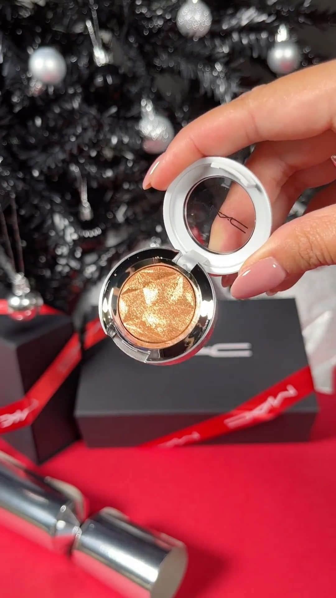 のインスタグラム：「Aimeriez-vous avoir un fard paupières Sparkler #MacHoliday au pied de votre 🎄 ?  Cette édition limitée est le 🎁 parfait pour ces fêtes de fin d’année.  Une fois appliqués, ils offrent un fini brillant et pailleté pour des yeux 👀 merveilleusement sublimés.  💞 Disponibles en 3 teintes exclusives sur notre site (lien en bio) et dans nos boutiques.  📹 Regram @maccosmeticsuk  #MacCosmetics #MacBizarreBlizzardBash #ChristmasGiftIdeas #IdéesCadeaux」