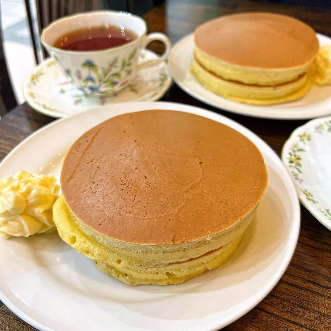 あゆまっくすさんのインスタグラム写真 - (あゆまっくすInstagram)「⁡ ⁡ ◆ホットケーキ　200円(税込) ◆ダージリン　570円(税込) ⁡ ⁡ 八幡山駅すぐそばにある ルポーゼすぎで 5のつく日はお得に食べられるホットケーキ🥞 ⁡ 5日、15日、25日はホットケーキの日！ ドリンクを注文すると、なんとホットケーキが 200円が食べられちゃいます😳💕 ⁡ 焼きたてホットケーキにマーガリンをたっぷり塗って シロップをひたひたにして食べるのが最高♡ ⁡ ⁡ 提供期間: 通年 提供店舗: ルポーゼすぎ (京王線 八幡山駅より徒歩すぐ) 定休日: なし ⁡ ‎⋆ ･‎⋆ ･‎⋆ ･‎⋆​ ⁡ ⁡ #ルポーゼすぎ#pancakes#ホットケーキ#喫茶店##カフェ#cafe#tokyo#tokyocafe#tokyofoodie#instafood#japantrip#japantravel#カフェ巡り#東京カフェ#東京グルメ#八幡山グルメ#八幡山カフェ」11月5日 18時30分 - ayumax666