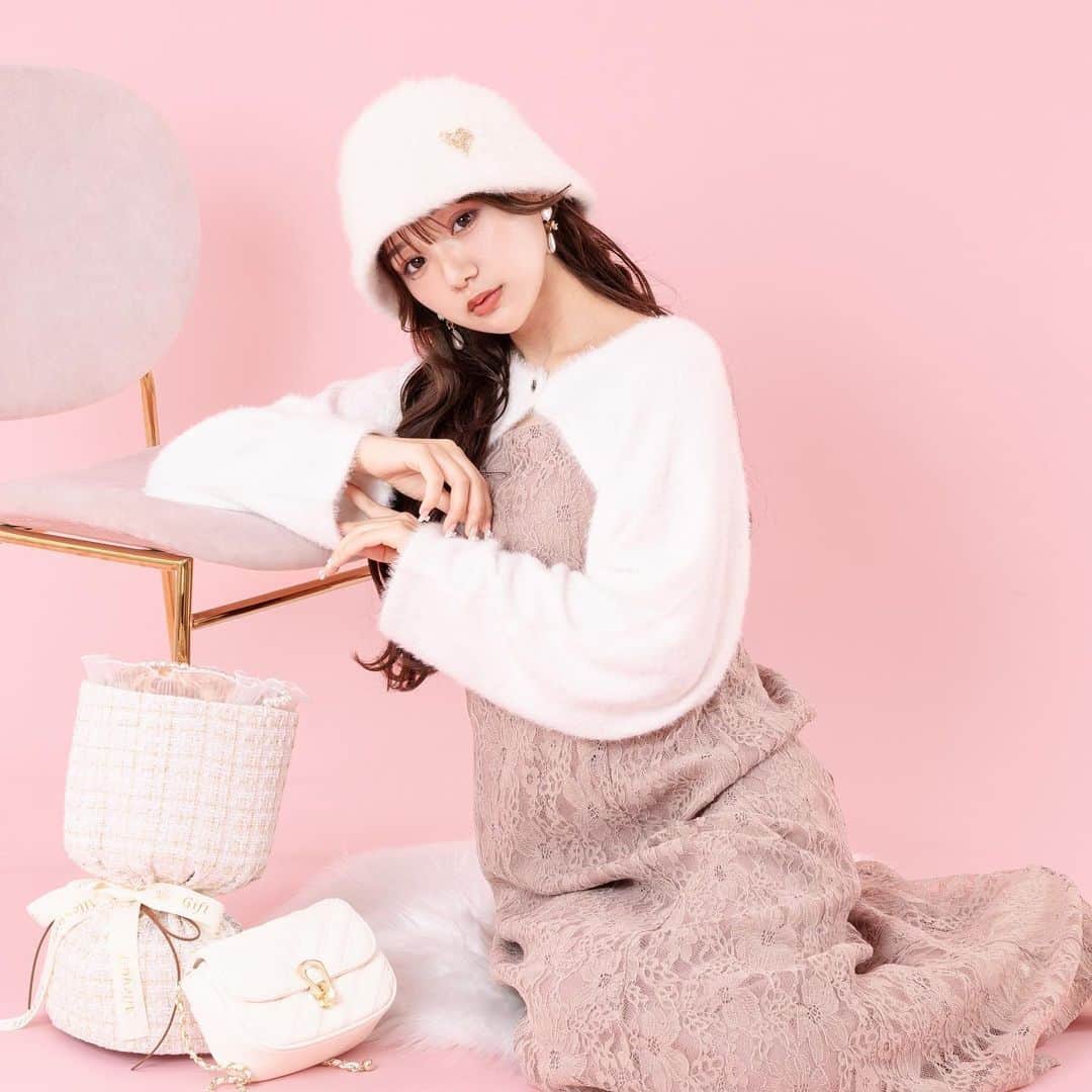 のインスタグラム：「【 𝐚𝐩𝐫𝐞𝐬 𝐣𝐨𝐮𝐫 🎀 𝟔𝐭𝐡 𝐚𝐧𝐧𝐢𝐯𝐞𝐫𝐬𝐚𝐫𝐲 🎂 】　 ⁡ coming soon… 🪽🪄 ⁡ ⁡ いつもapres jourをご愛顧いただき 誠にありがとうございます🎁 日頃から応援してくださる皆様のおかげで 2023年11月16日にapres jourは6周年を迎えます💐 ⁡ 今回はなんと… みんなも大好きなふーりーちゃん( @fuuuuu_ri ) がモデルさんに🎀🪄 ⁡ ブランドオープン6年を記念した特別なアイテムを お姫様みたいにかわいく着用してくれました👑♫ ⁡ ⁡ 再販なしの限定アイテムになりますので 楽しみにお待ちください💐 ⁡ 11/16(thu)21:00〜release🧸 ⁡ ⁡ こちらの画像はインスタ用に加工しておりますので、カラーの雰囲気が実際の商品と異なる場合がございます。 商品ページにてカラーのご確認をお願い致します。 ⁡ #ZOZOでしか買えない #アプレジュール #アプレ部 ⁡」