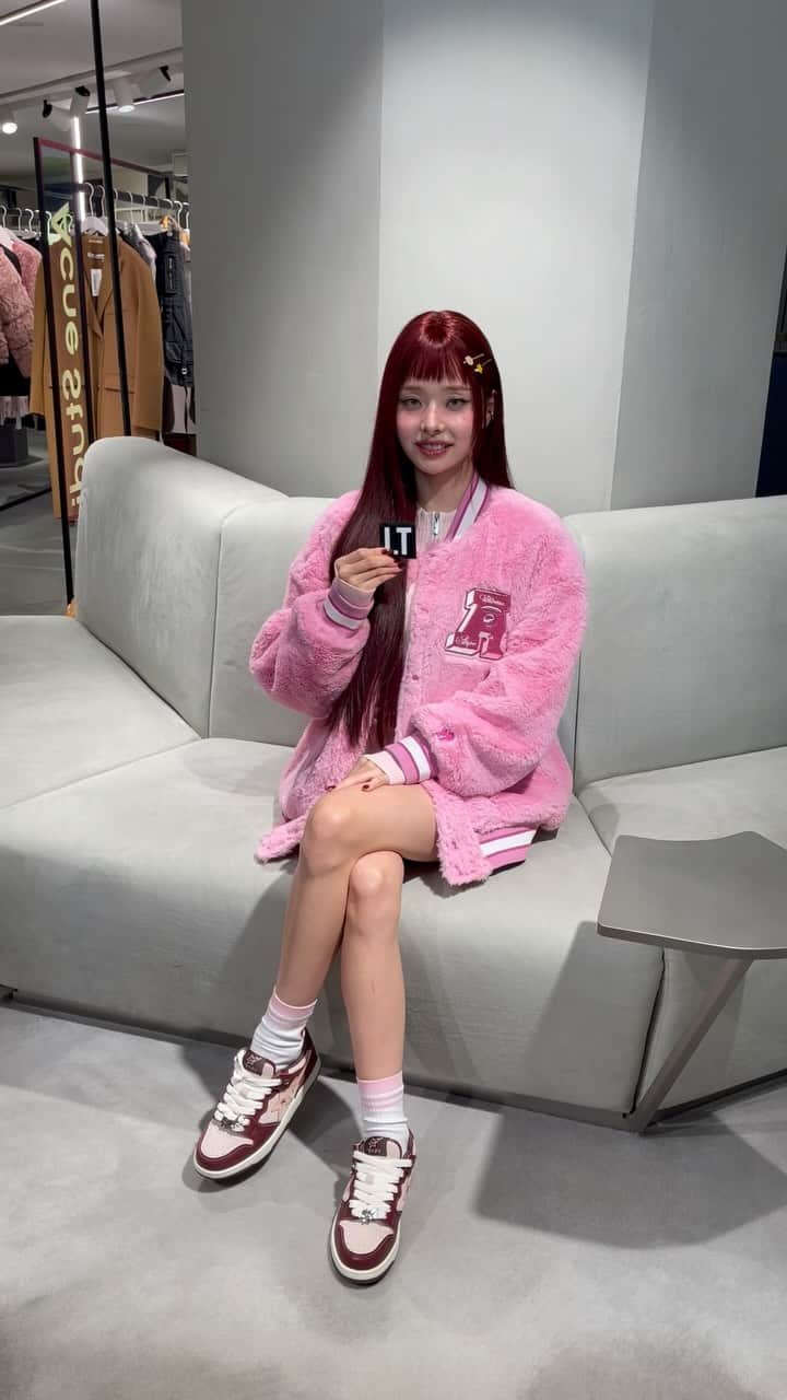 I.T IS INSPIRATIONのインスタグラム：「Greetings to Hong Kong fans from Korean idol Zia at the I.T Hysan One store.   #ithk #iteshop」