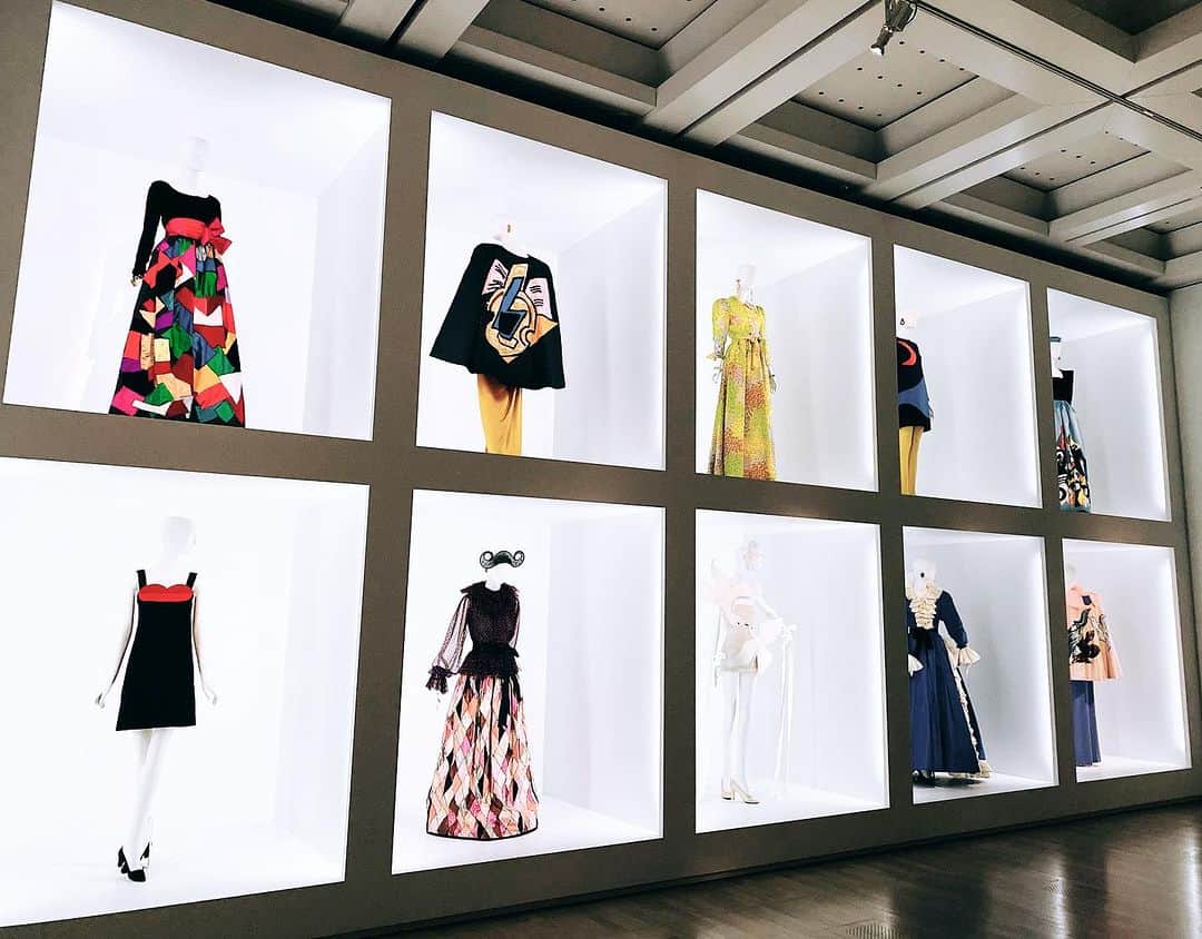 岡本篤志のインスタグラム：「Yves Saint Laurent展！ (イヴ・サンローラン) 20世紀のファッション界をリードしてきたモードの帝王！  アートに触れる休日！  #アートウィーク東京 #yvessaintlaurent  #イヴサンローラン  #イヴサンローラン展」