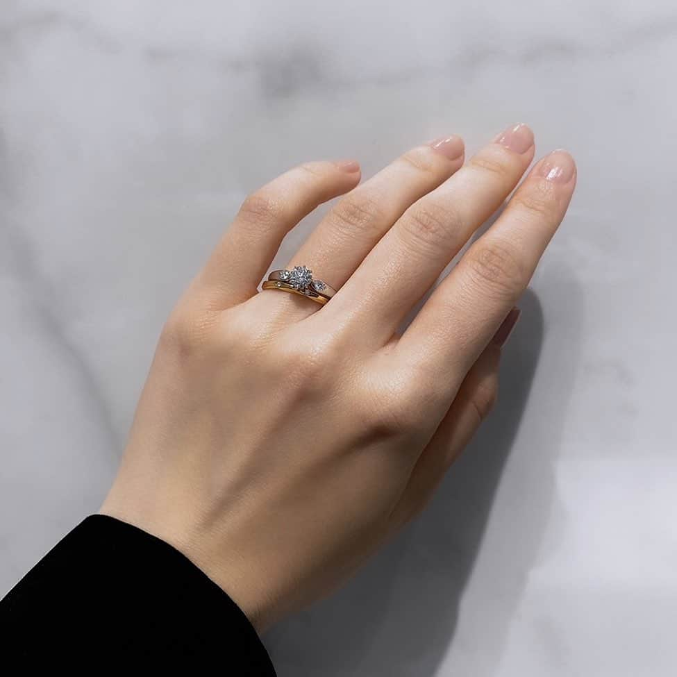 starjewelry_pressのインスタグラム：「【BRIDAL RING】 明るい未来を照らす"太陽"をモチーフにしたブライダルリング。 エンゲージメントリングはセンターダイヤモンドを8つの爪で留め太陽を表現し、マリッジリングは8つのステーションで太陽の輝きそのものを表現しています。 トレンドのゴールドマリッジが手元に華やぎを添えて。  ＝＝＝＝＝  ≪HOLIDAY WEDDING≫ 10.21 sat - 12.31 sun  上記期間中、ホリディシーズンのブライズを祝福するブライダルフェアを開催。 “世界にふたりだけ”のこだわりのマリッジリングをお作りいただける、特別なオーダーメニューが登場する他、おふたりを祝福するスタージュエリーならではの特典をご用意しております。  ▼ブライダルフェア詳細はこちら https://www.star-jewelry.com/bridal/pages/sjb-fair.html  #starjewelry #スタージュエリー #starjewelrybridal #engagementring #婚約指輪 #marriagering #結婚指輪 #婚約指輪探し #結婚指輪探し #サプライズプロポーズ #プロポーズリング #プレ花嫁 #プレ花嫁準備 #ブライダルリング」