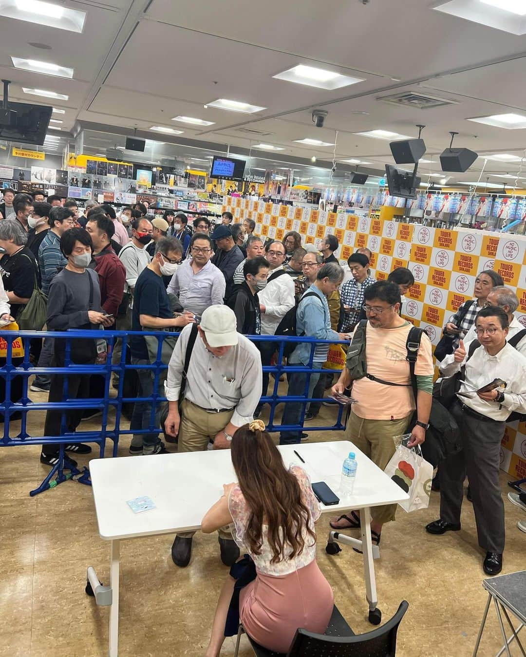 高木里代子さんのインスタグラム写真 - (高木里代子Instagram)「昨日はタワーレコード新宿店にて 4thニューアルバム『Midnight in Blue』の 発売記念イベント！！ ミニライブ＆サイン会でした❣️ 特設会場から溢れんばかりの沢山のファンの皆様に またまた100名ちかく？？お集まり頂き、 大盛況に終了しました！！ 先日もサイン会を開催したばかりなのに こんなにお集まり頂けるとは…！😳💦 ご来場の皆さまありがとうございました🥹💓  まずはご挨拶がわりにショパンのスケルツォ演奏…！🔥 からのニューアルバムにまつわる秘話？を スチールパンレコード主宰の塩田哲嗣氏とトーク✨ そしてアルバムからも推し曲？？ Las VelasとTempus Fugitを演奏。🎹  その後はなんと急遽、即興演奏コーナーに…！！ いつも思うのだけど、普段のライブにはなかなか いらっしゃらないけど、こうゆうオープン場だと 来てくださる層の方たちっていらして（笑） きっとその方々はコアなJAZZファンではないと思う “ゆえ”に…❣️ ジャズのアドリブや一期一会の即興の楽しさを この機に体感して頂きたいなと思い…🥹✨  会場の皆さんに手をあげて頂き、ジャンケンで勝った方に ステージへ出てきて頂き！なんでも良いから 短めフレーズをピアノで弾いて頂き、 そのメロディを使って高木がその場で一曲完成させる…！ とゆう即興演奏😆😳  普段のジャズライブではあまりやらないから こうゆうイベントやフェスでやると盛り上がるし 会場の皆さんと一体になれて楽しいかなと♡ …とゆう流れで、その後は会場の皆さんからの リクエストメドレー！ 皆さんのリクエスト7曲を その場で即興メドレーで繋いで演奏し 皆さまにも大変盛り上がって頂けました😆💓 ご参加くださった皆さまありがとうございました✨ その後のサイン会も長蛇の列に感謝でした…！🥹  さて…❣️サイン会まだ続きます…！！ 来週11/17(金)はタワーレコード渋谷店で 19時よりサイン会＆ミニライブ開催…！ またまた【入場は無料】！！なので 皆さん遊びにきてね😘💕  https://towershibuya.jp/2023/10/06/189289  さて…！そんなわけで明日は一週間ぶりの TBS「THE TIME’」「THE TIME,」出演します❣️ みてね〜〜🤗💓🎹  #高木里代子 #riyokotakagi  #ピアノ #ピアニスト  #ジャズ #ジャズピアノ #ジャズピアニスト #piano #pianist #jazz #jazzpiano #jazzpianist #youtuber #タワーレコード新宿店 #タワーレコード渋谷店 #タワレコ新宿 #タワレコ渋谷 #サイン会」11月5日 18時43分 - riyokotakagi