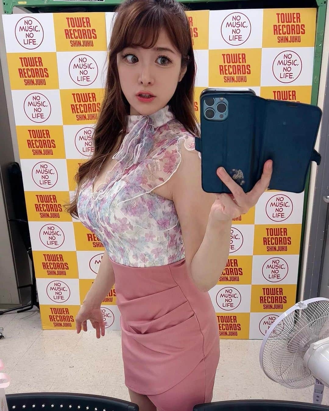 高木里代子さんのインスタグラム写真 - (高木里代子Instagram)「昨日はタワーレコード新宿店にて 4thニューアルバム『Midnight in Blue』の 発売記念イベント！！ ミニライブ＆サイン会でした❣️ 特設会場から溢れんばかりの沢山のファンの皆様に またまた100名ちかく？？お集まり頂き、 大盛況に終了しました！！ 先日もサイン会を開催したばかりなのに こんなにお集まり頂けるとは…！😳💦 ご来場の皆さまありがとうございました🥹💓  まずはご挨拶がわりにショパンのスケルツォ演奏…！🔥 からのニューアルバムにまつわる秘話？を スチールパンレコード主宰の塩田哲嗣氏とトーク✨ そしてアルバムからも推し曲？？ Las VelasとTempus Fugitを演奏。🎹  その後はなんと急遽、即興演奏コーナーに…！！ いつも思うのだけど、普段のライブにはなかなか いらっしゃらないけど、こうゆうオープン場だと 来てくださる層の方たちっていらして（笑） きっとその方々はコアなJAZZファンではないと思う “ゆえ”に…❣️ ジャズのアドリブや一期一会の即興の楽しさを この機に体感して頂きたいなと思い…🥹✨  会場の皆さんに手をあげて頂き、ジャンケンで勝った方に ステージへ出てきて頂き！なんでも良いから 短めフレーズをピアノで弾いて頂き、 そのメロディを使って高木がその場で一曲完成させる…！ とゆう即興演奏😆😳  普段のジャズライブではあまりやらないから こうゆうイベントやフェスでやると盛り上がるし 会場の皆さんと一体になれて楽しいかなと♡ …とゆう流れで、その後は会場の皆さんからの リクエストメドレー！ 皆さんのリクエスト7曲を その場で即興メドレーで繋いで演奏し 皆さまにも大変盛り上がって頂けました😆💓 ご参加くださった皆さまありがとうございました✨ その後のサイン会も長蛇の列に感謝でした…！🥹  さて…❣️サイン会まだ続きます…！！ 来週11/17(金)はタワーレコード渋谷店で 19時よりサイン会＆ミニライブ開催…！ またまた【入場は無料】！！なので 皆さん遊びにきてね😘💕  https://towershibuya.jp/2023/10/06/189289  さて…！そんなわけで明日は一週間ぶりの TBS「THE TIME’」「THE TIME,」出演します❣️ みてね〜〜🤗💓🎹  #高木里代子 #riyokotakagi  #ピアノ #ピアニスト  #ジャズ #ジャズピアノ #ジャズピアニスト #piano #pianist #jazz #jazzpiano #jazzpianist #youtuber #タワーレコード新宿店 #タワーレコード渋谷店 #タワレコ新宿 #タワレコ渋谷 #サイン会」11月5日 18時43分 - riyokotakagi